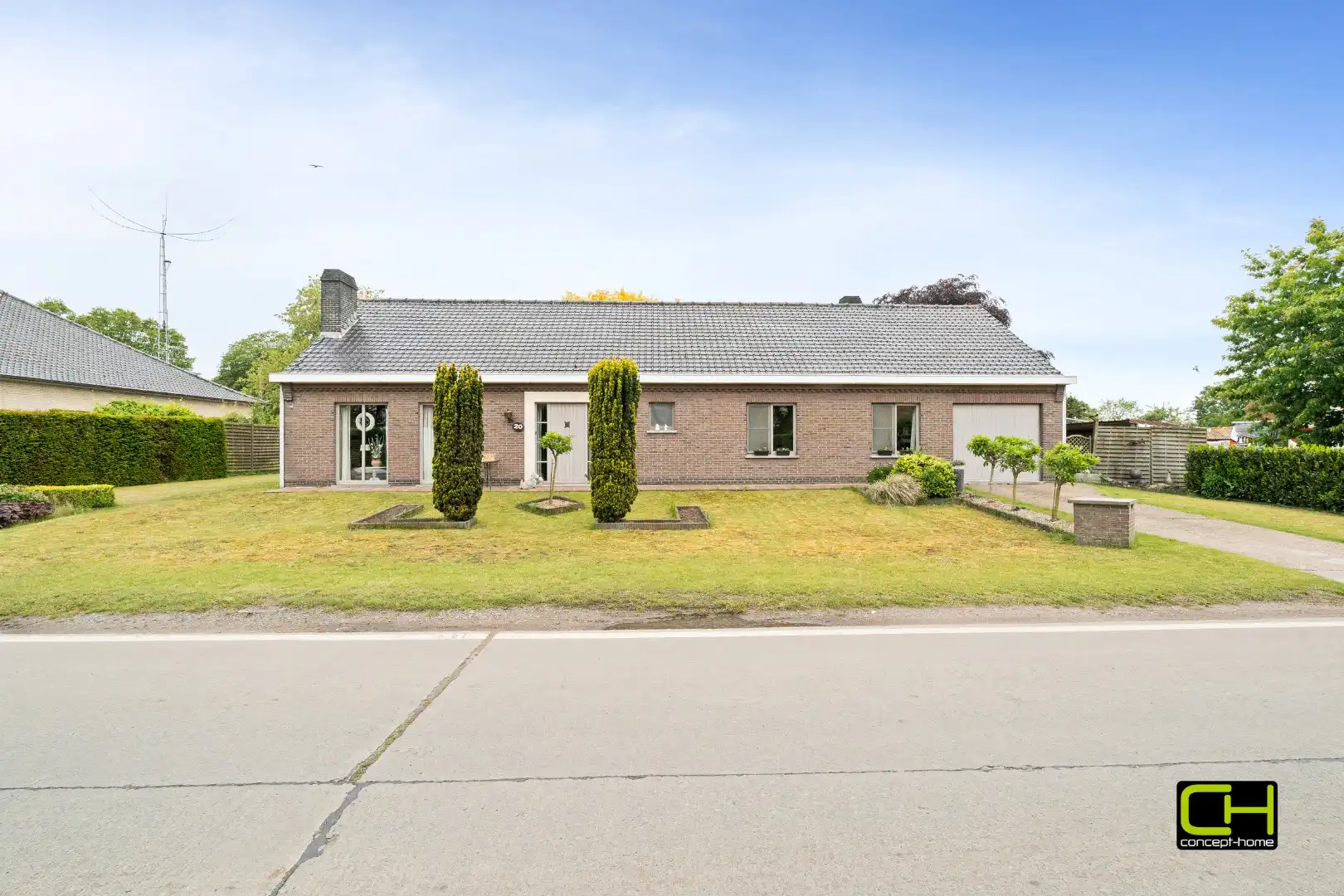 Hoofdfoto van de publicatie: Woning/ bungalow te koop op een mooi perceel grond te Lievegem