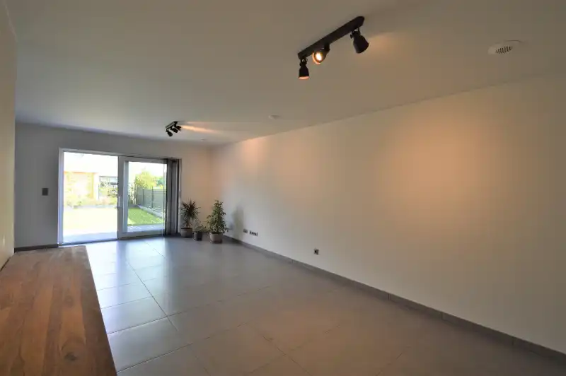 Prachtig afgewerkte woning met aangelegde tuin & garage foto 6