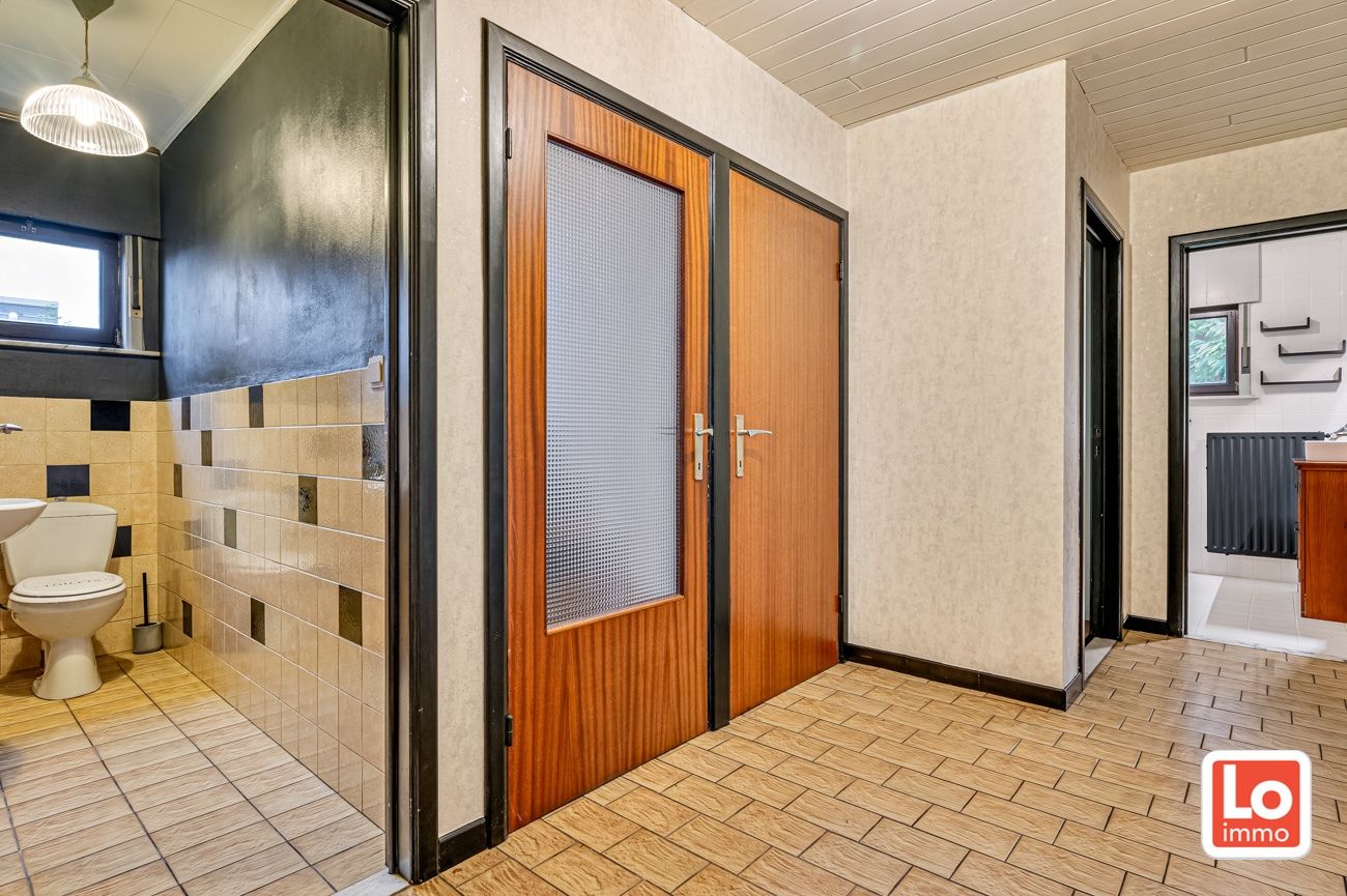 VERKOCHT!! Te renoveren ruime alleenstaande woning met inpandige garage op een top locatie in hartje Lochristi! foto 5