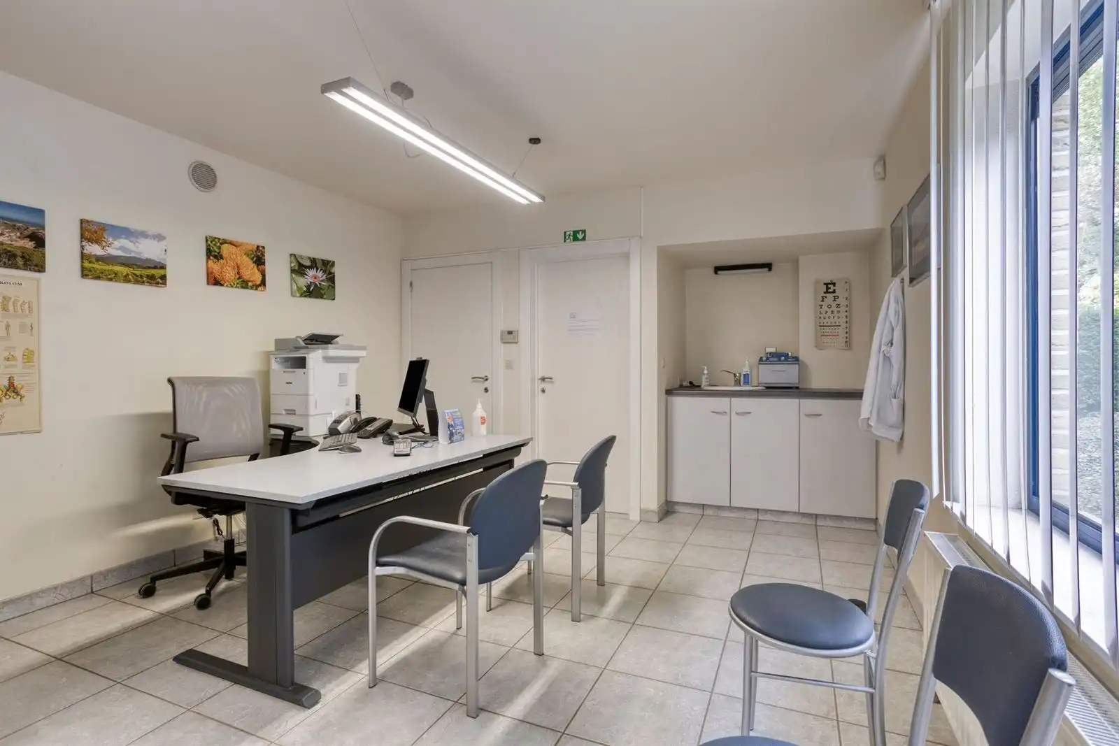 Commerciele ruimte met parking ,woning 5 slaapkamers en tuin  foto 3