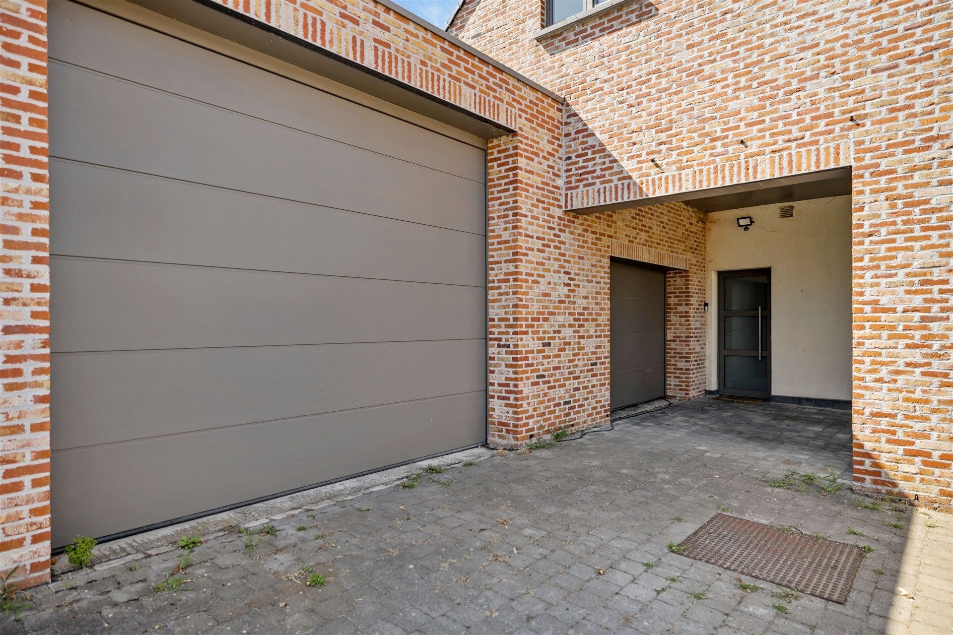 Charmante gezinswoning met dubbele garage, 3 slaapkamers en een zonnige tuin (532m²) foto 2