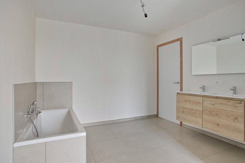 Prachtige, verrassend ruime nieuwbouwwoning met 3 slaapkamers én inpandige garage te koop in Dentergem! foto 13