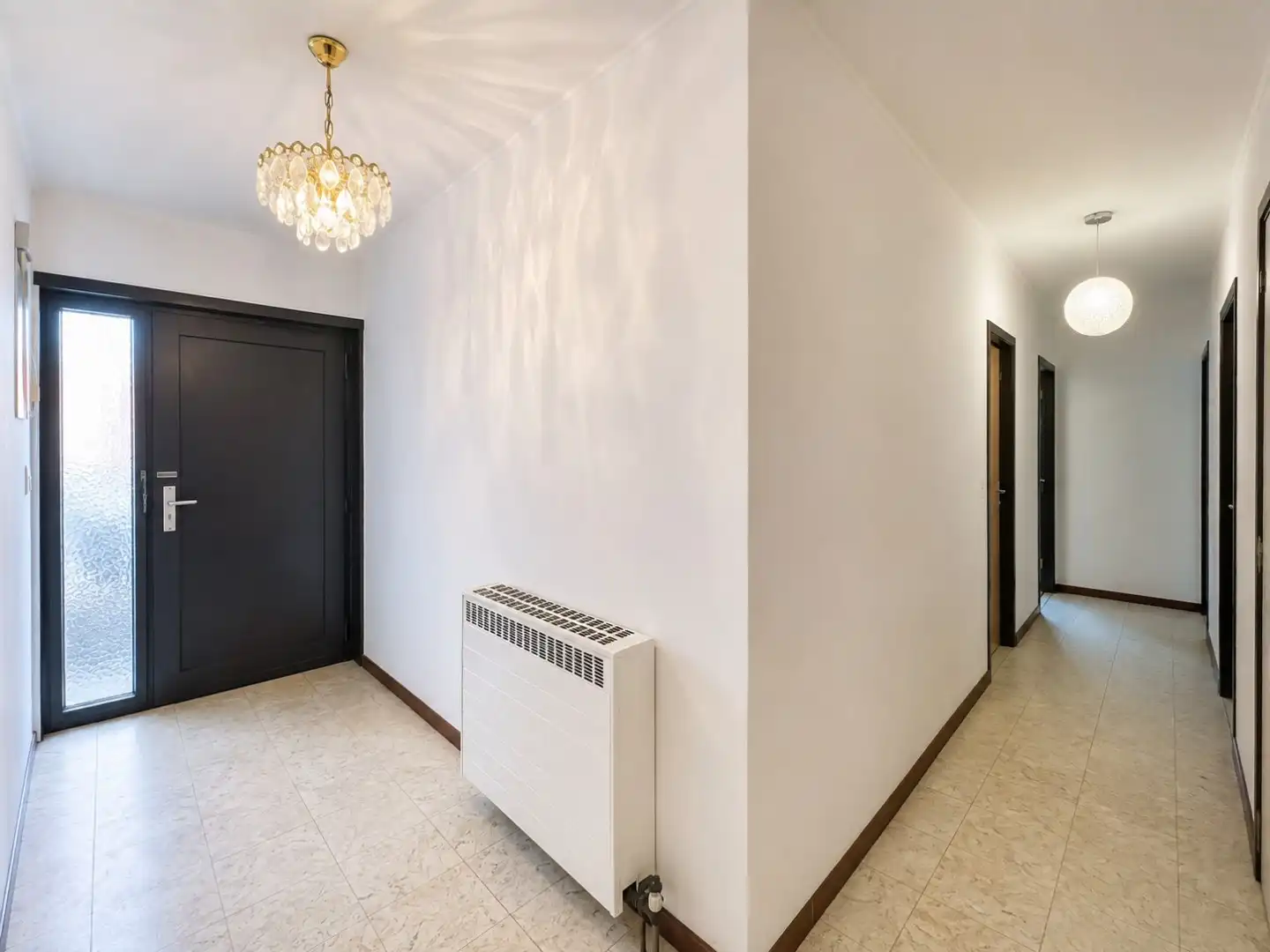 Goed onderhouden bungalow met 2 slaapkamers, bureau en garage in rustige woonwijk foto 2