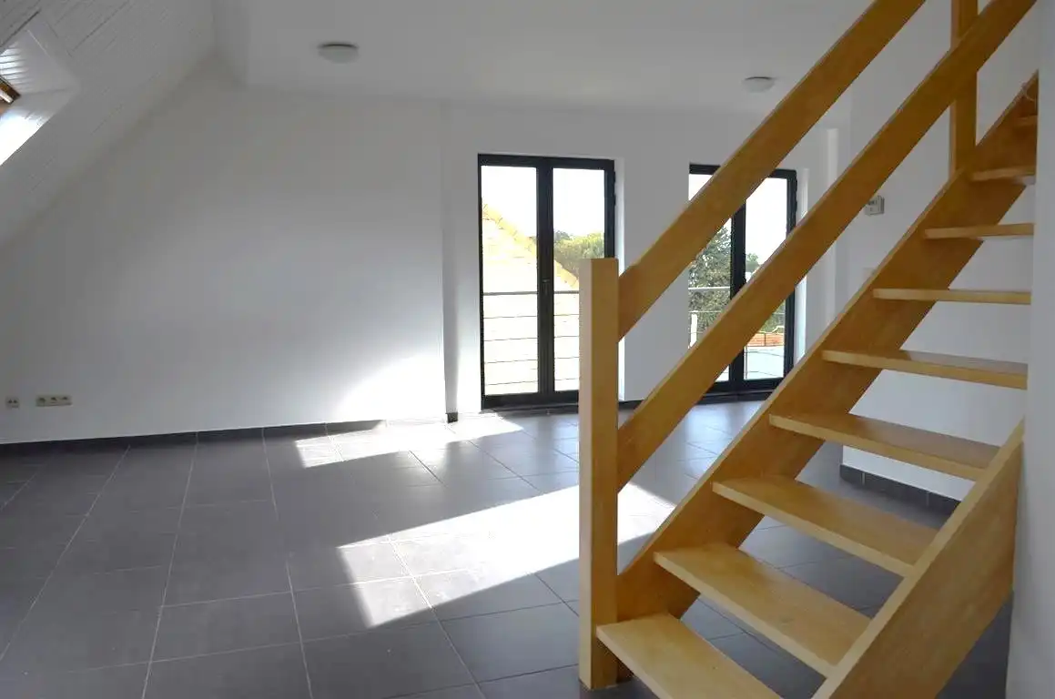 Ruim appartement van bouwjaar 2004 met twee slaapkamers, ondergrondse autostaanplaats en kelder. foto 2