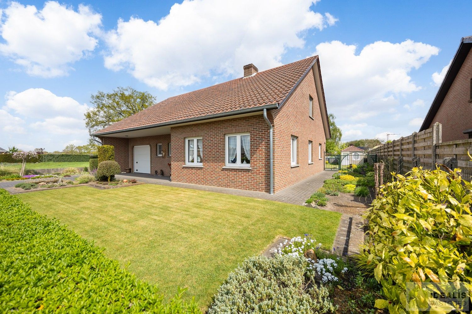 KNAPPE EN INSTAPKLARE WONING MET 4 SLAAPKAMERS, INPANDIGE ÉN VRIJSTAANDE GARAGE, HEERLIJK TERRAS OMGEVEN DOOR EEN PRACHTIGE TUIN foto 4