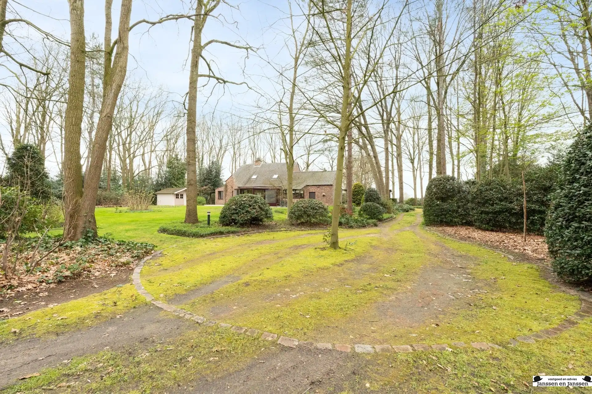 Karaktervolle villa op aan de Bredabaan foto 28
