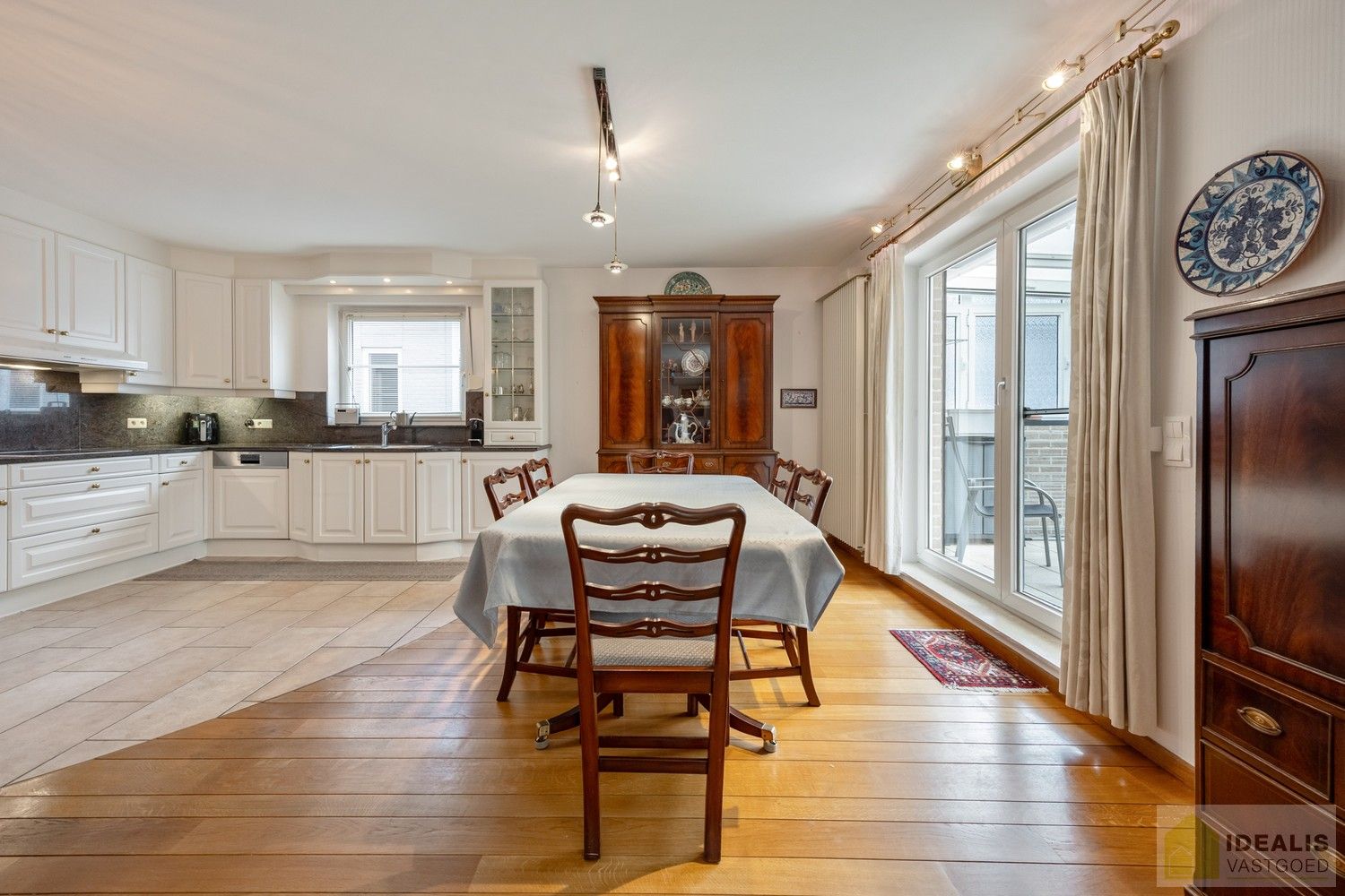 IDEALIS VASTGOED – RUIM INSTAPKLAAR APPARTEMENT IN KLEINSCHALIGE RESIDENTIE MET LICHTRIJKE LEEFRUIMTE, OPEN KEUKEN, HEERLIJK OVERDEKT TERRAS, 3 SLAAPKAMERS, BADKAMER, FIJNE WASPLAATS/BERGING EN INPANDIGE GARAGE OP EEN UITERST GUNSTIGE LOCATIE MIDDEN IN HET CENTRUM VAN PELT!! ZEER GESCHIKT VOOR KANDIDATEN OP ZOEK NAAR INSTAPKLAAR APPARTEMENT foto 11