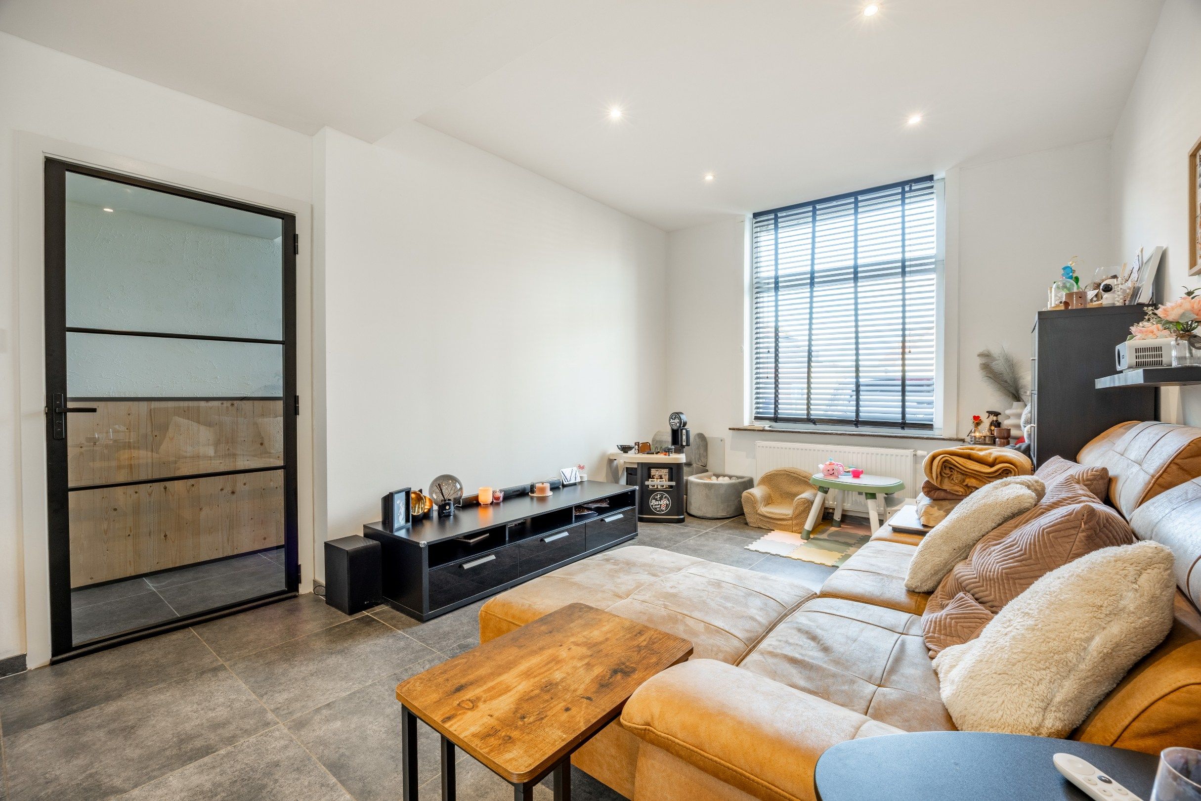 GERENOVEERDE RIJWONING MET TUIN foto 2