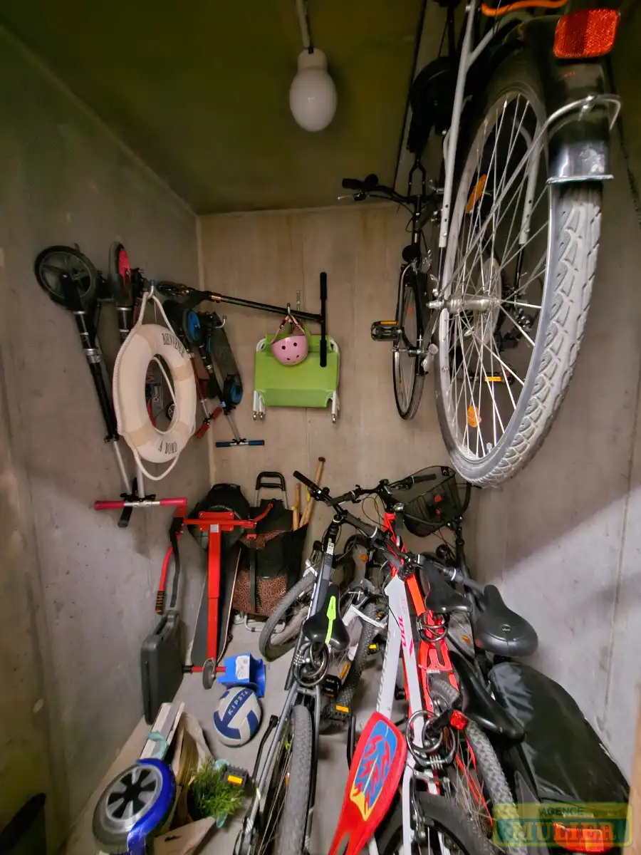 Garage te koop foto {{pictureIndex}}