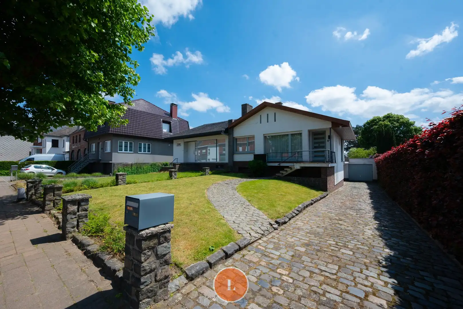 Charmante gerenoveerde halfopen woning met karaktervolle gevel foto {{pictureIndex}}