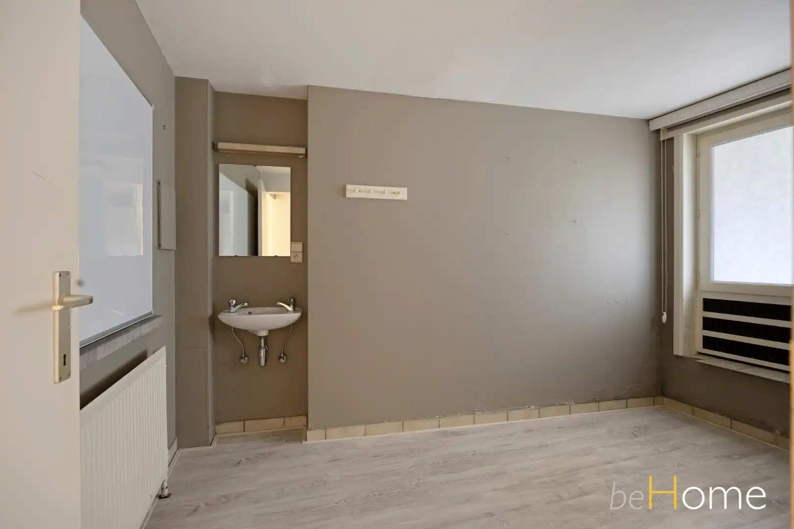 TE KOOP - Ruime 2-gevelwoning met praktijkruimte en uitzonderlijk potentieel in het hart van Merchtem foto 9