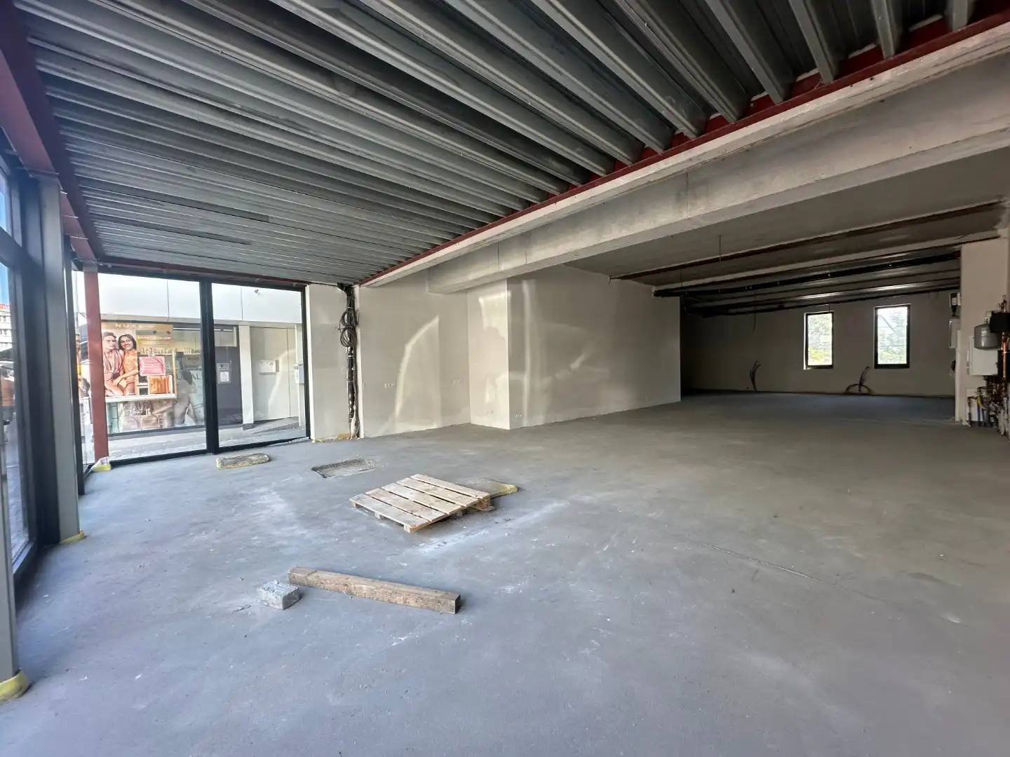 Prachtig handelspand van 166m² met een uitbouw vooraan van 19,5m² gelegen te St-Idesbald foto 3
