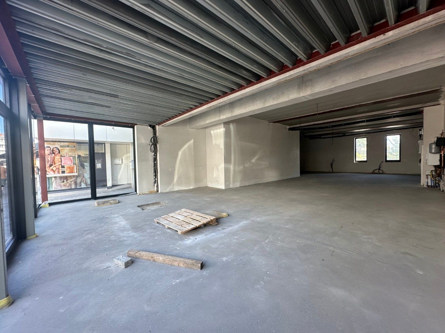 Prachtig handelspand van 166m² met een uitbouw vooraan van 19,5m² gelegen te St-Idesbald foto 3