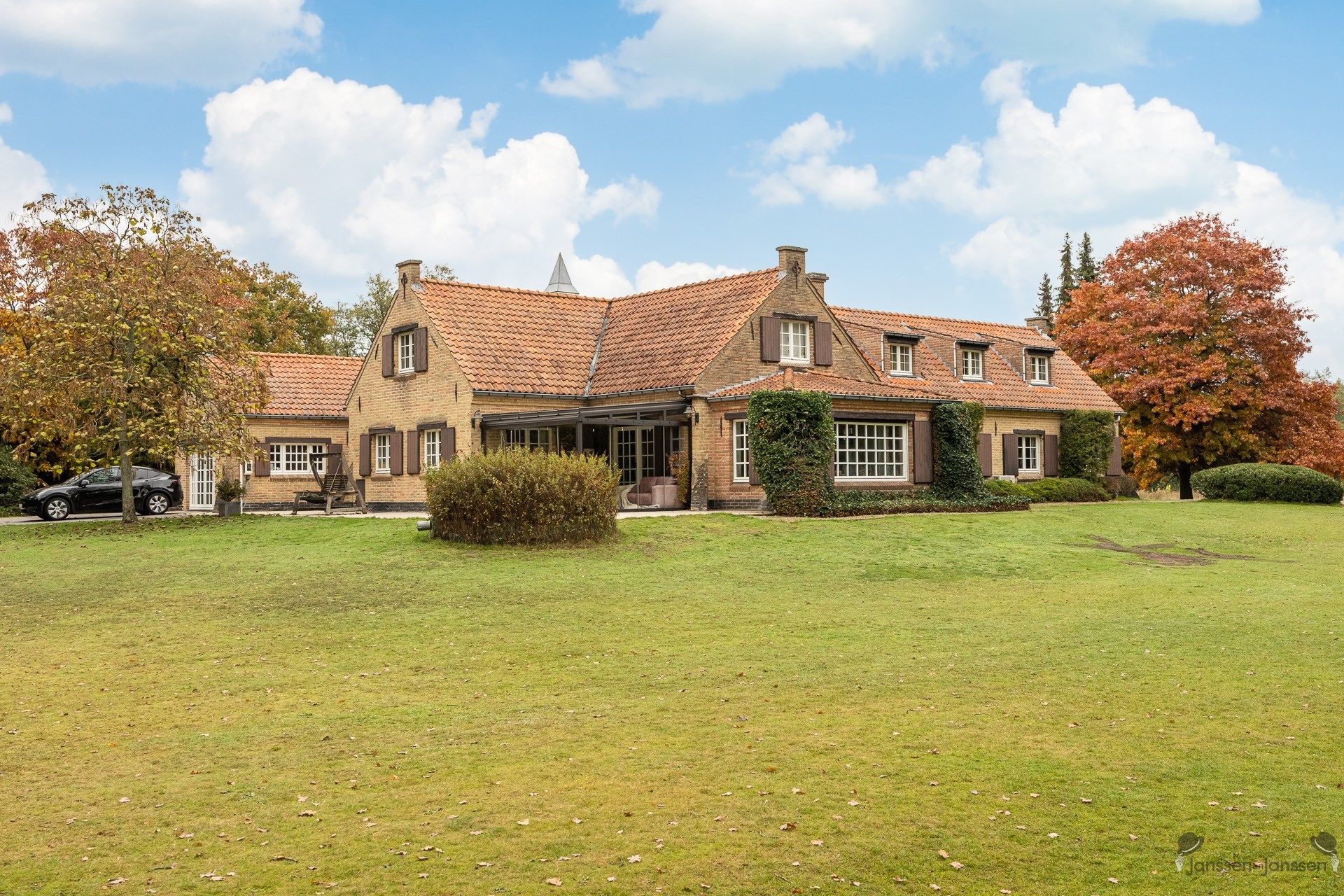 domein van ca.22 ha met 2 woningen foto 7