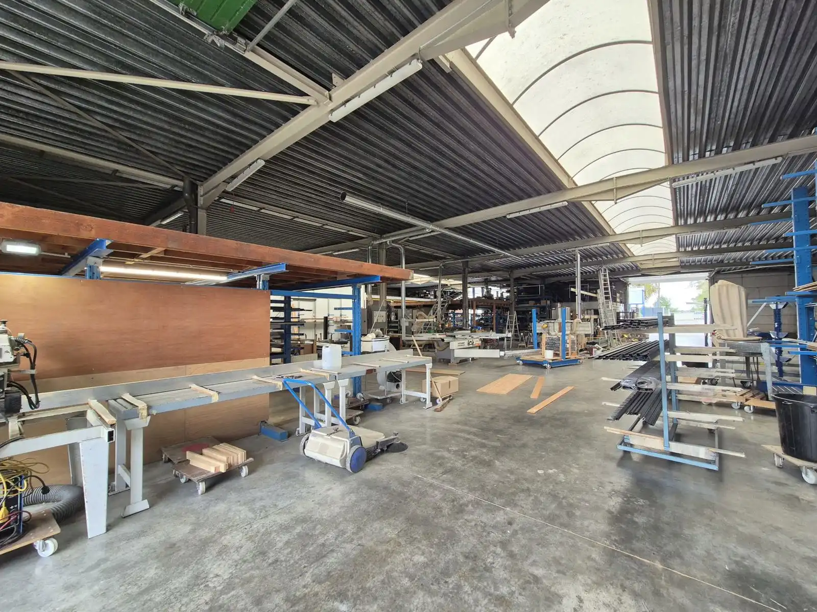 Opslag/werkplaats van 1000 m² met bijkomende kantoorruimte foto 4