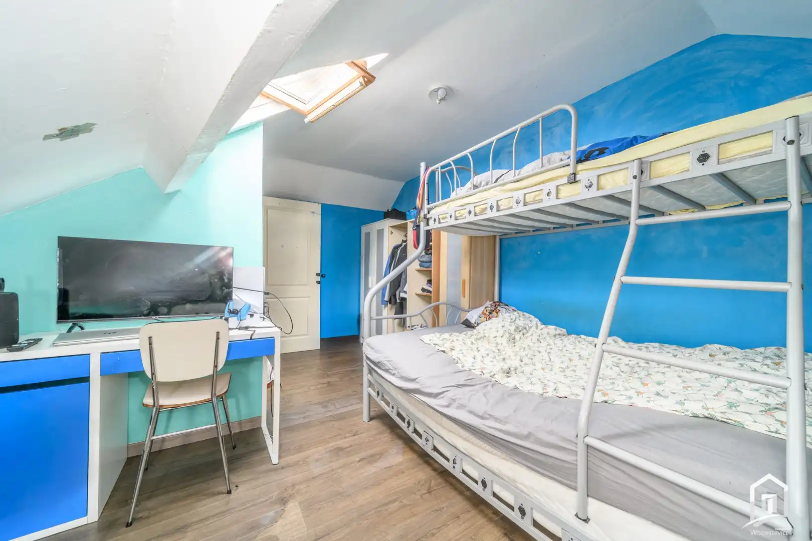Centraal gelegen, licht op te frissen hoekwoning foto 13