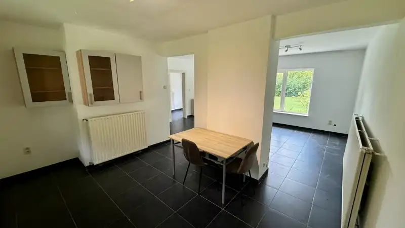 --- NOUVEAU --- Bungalow quatre façades avec 2 chambres, garage et grand jardin dans un environnement verdoyant. foto 11