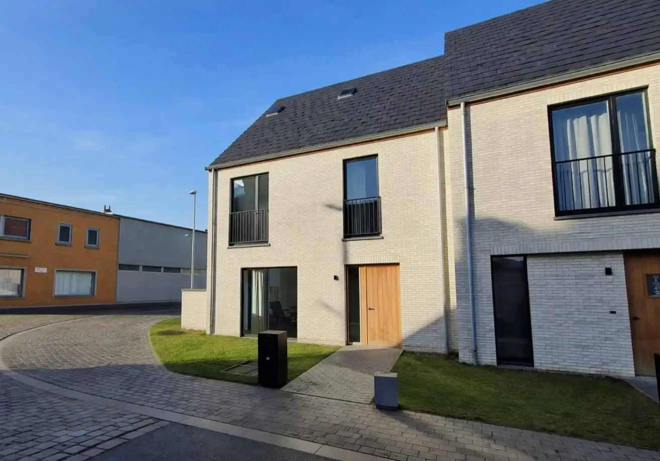 NIEUWBOUWWONING IN HARTJE POESELE MET 3 SLPKS, TUIN & CARPORT foto {{pictureIndex}}