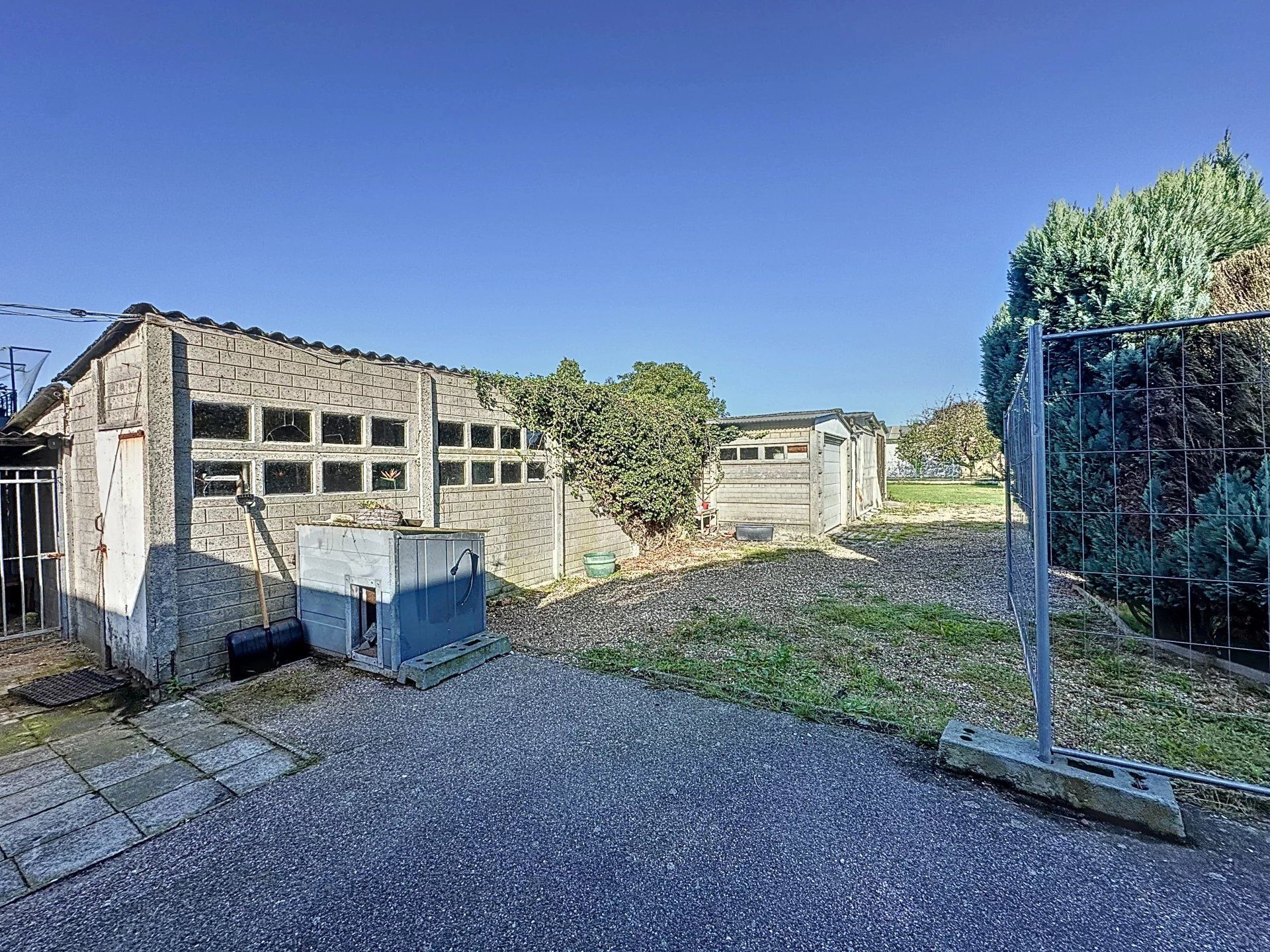 Ruim perceel (14a44) met een te renoveren woning met 4 slaapkamers. foto 17