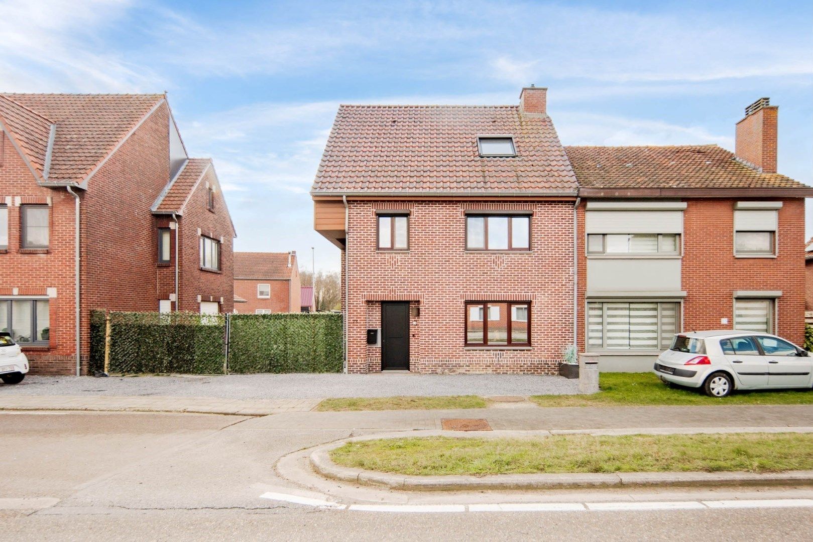 Gerenoveerde, goed onderhouden woning nabij het centrum van Bree mét een grote garage/werkplaats bereikbaar langs de Filterstraat aan de achterzijde van de woni foto 3