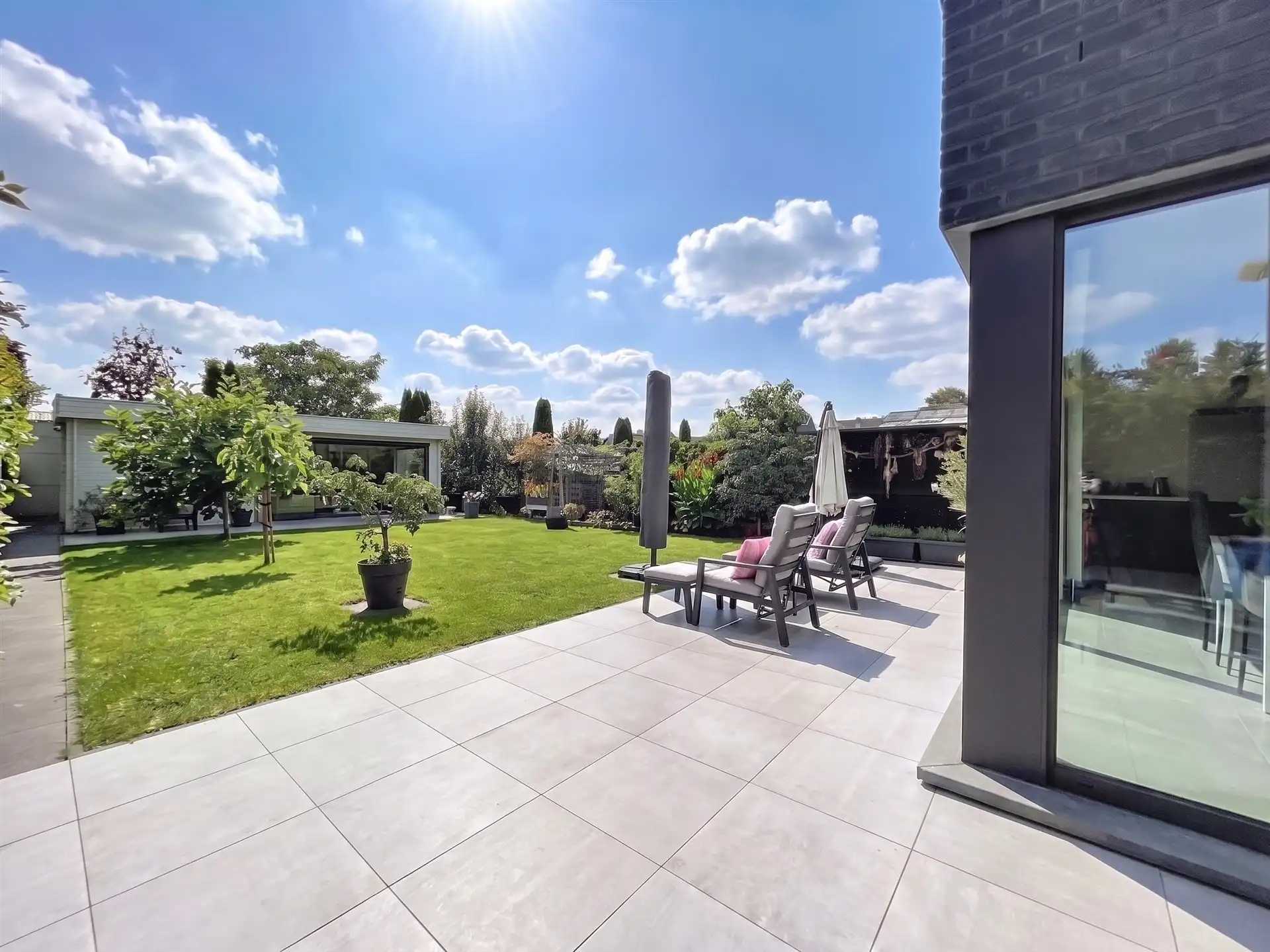 Moderne BEN gezinswoning met 4 slaapkamers, garage en poolhouse op perceel van 347m² foto 2