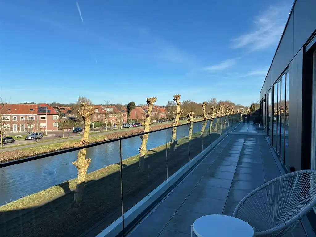 Nieuwbouw dakappartement met zicht op de vaart  foto 17