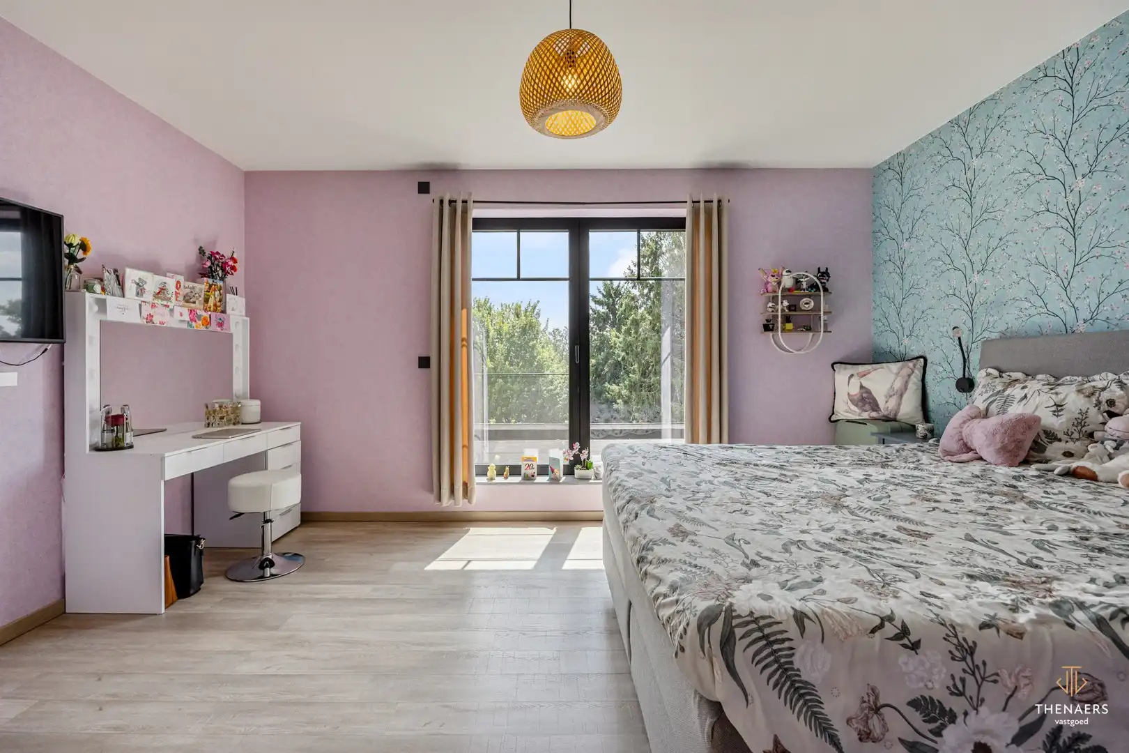 Exclusieve en bijzonder energiezuinige woning met 332 m² woonoppervlakte, vier autostaanplaatsen en verwarmd zwembad. foto 34