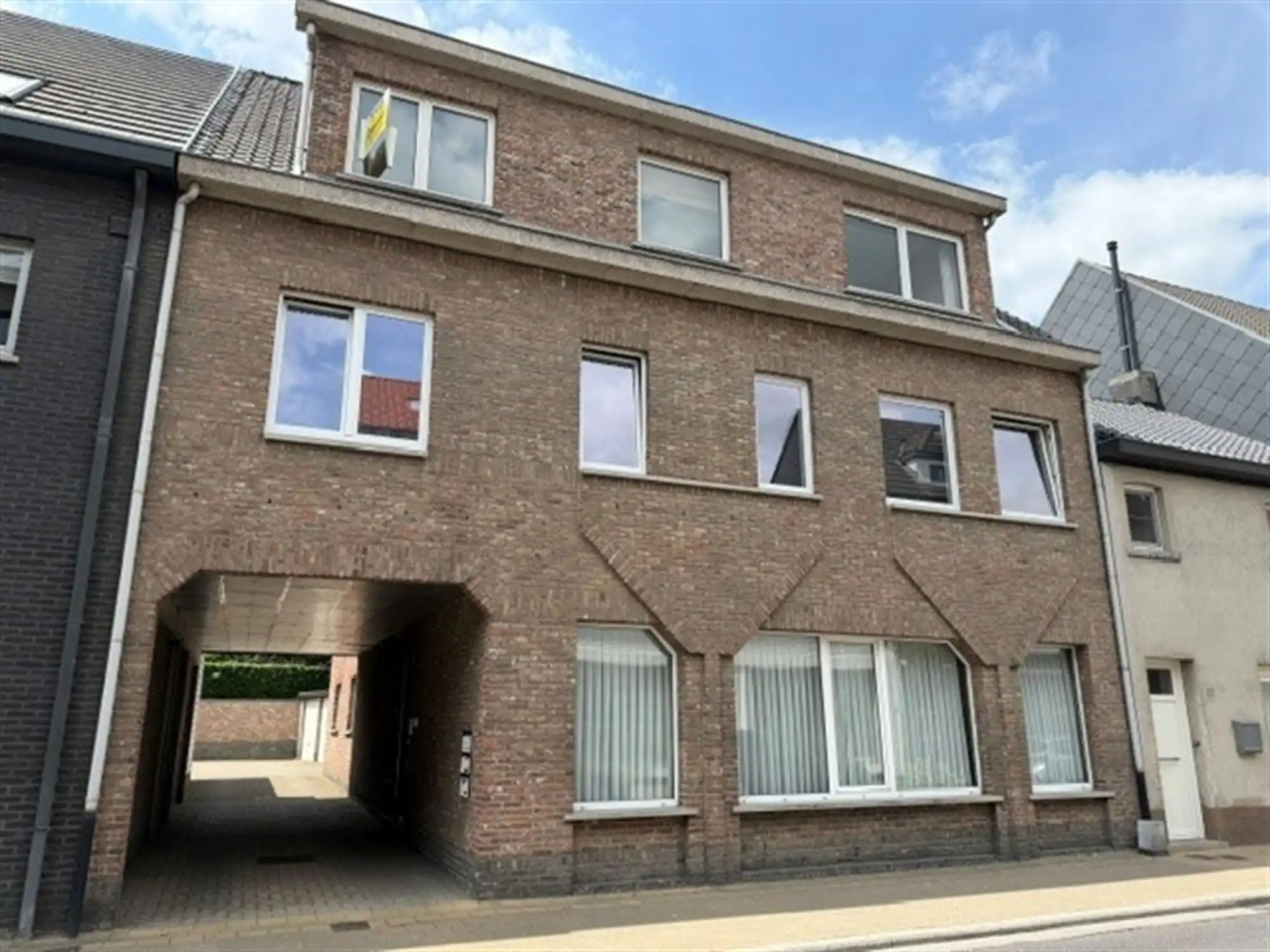Lichtrijk appartement met terras en garagebox op een uitstekende locatie foto {{pictureIndex}}