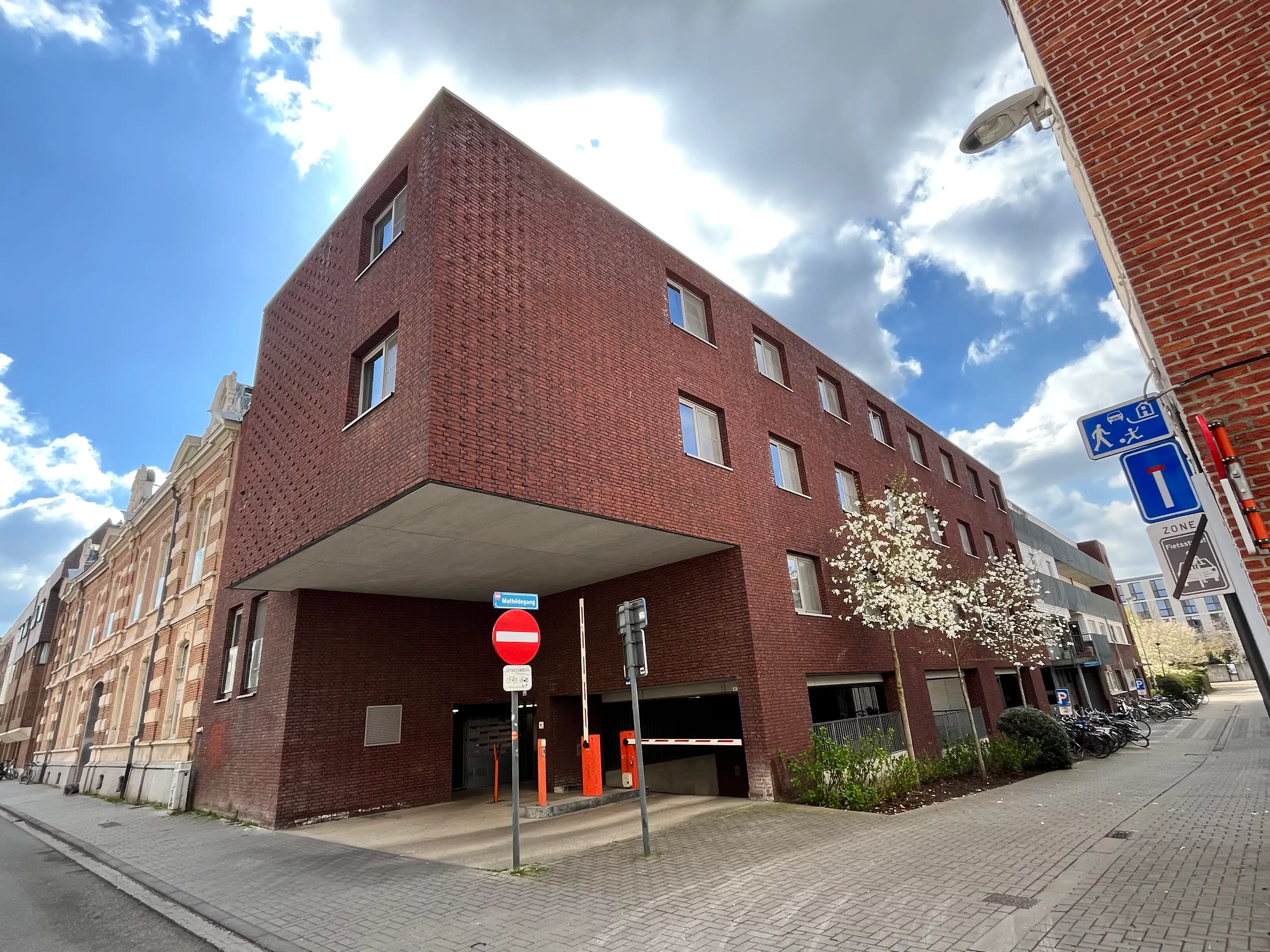 Ruime ondergrondse parkeerplaats te koop in hartje Leuven – Residentie Cartijenveld foto {{pictureIndex}}