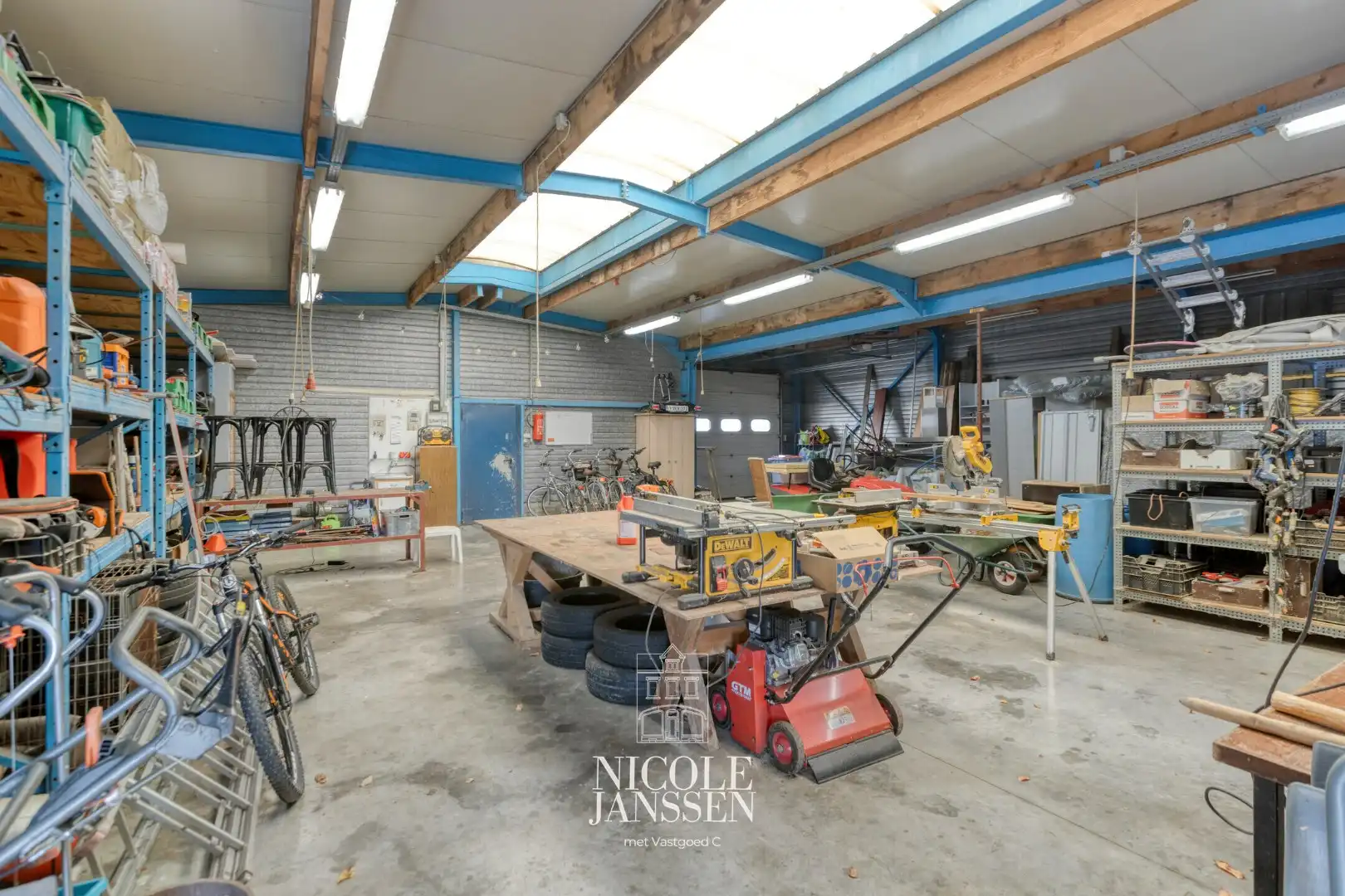 Ruime gezinswoning met loods  foto 24