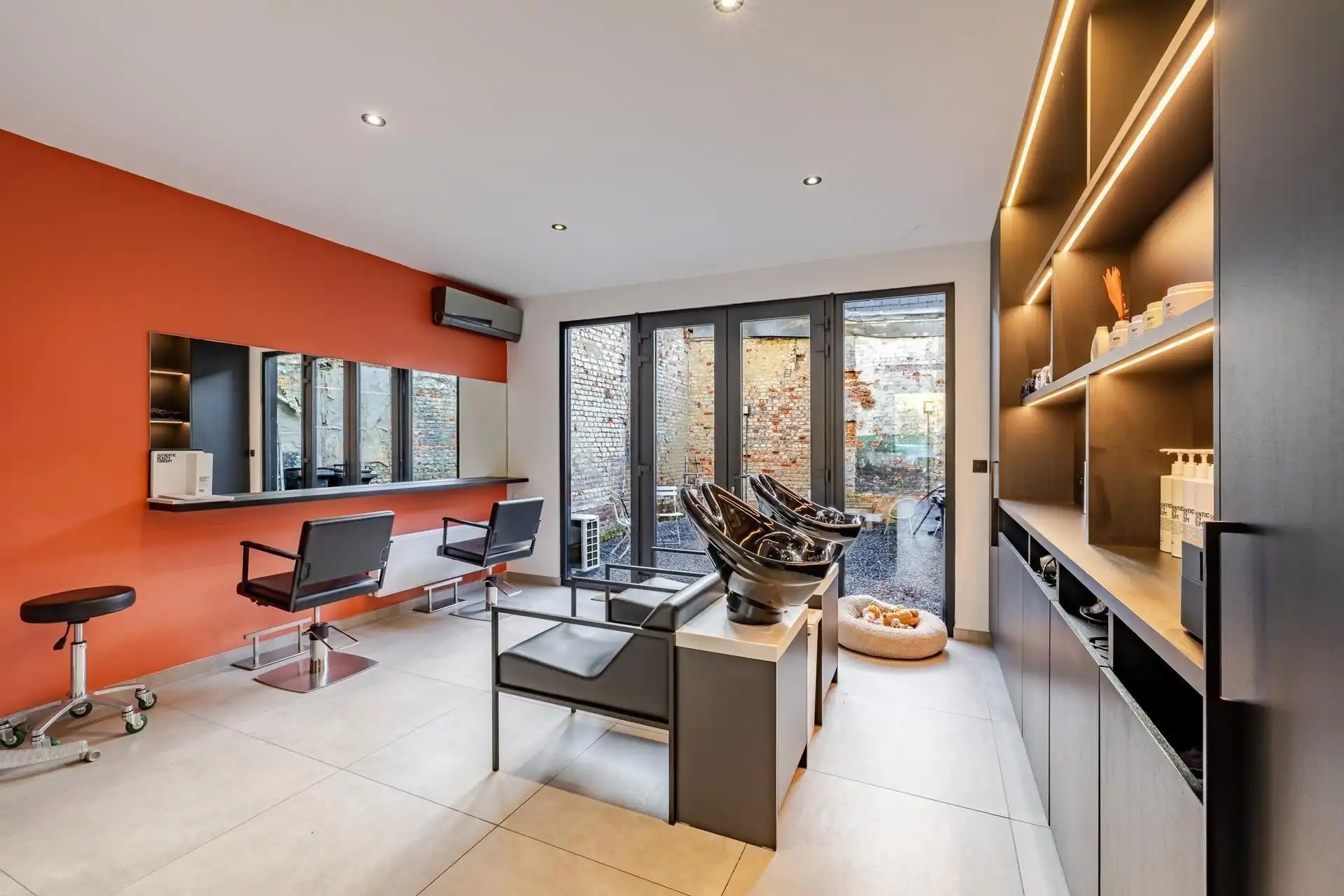 Stijlvol handelspand met kwalitatieve afwerking en charmant appartement met terras foto 15