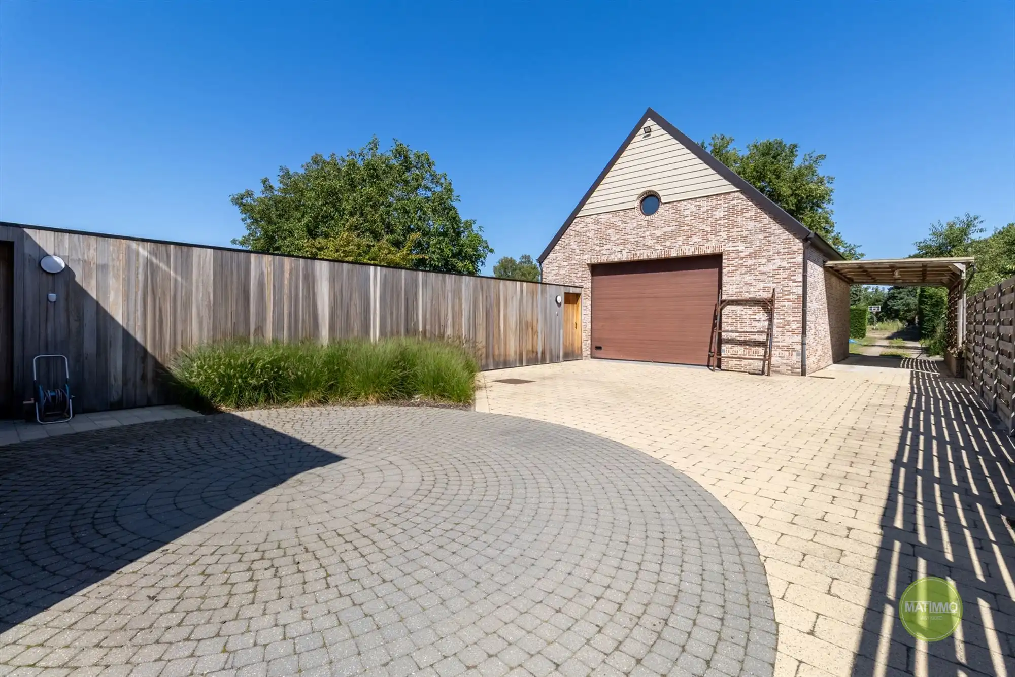 Instapklare gezinswoning met magazijn, zwembad en poolhouse  foto 31