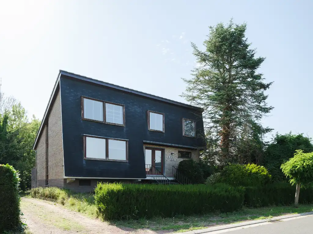 Mid-century modern villa met vier slaapkamers, verdeeld over drie niveaus, gelegen op een groen perceel in Lievegem. foto 2