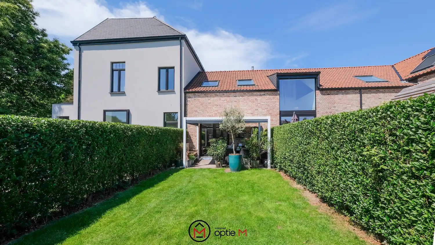 Gesloten woning te huur in Eigenbilzen (Bilzen-Hoeselt) – Instapklaar met drie slaapkamers, tuin en carport foto {{pictureIndex}}
