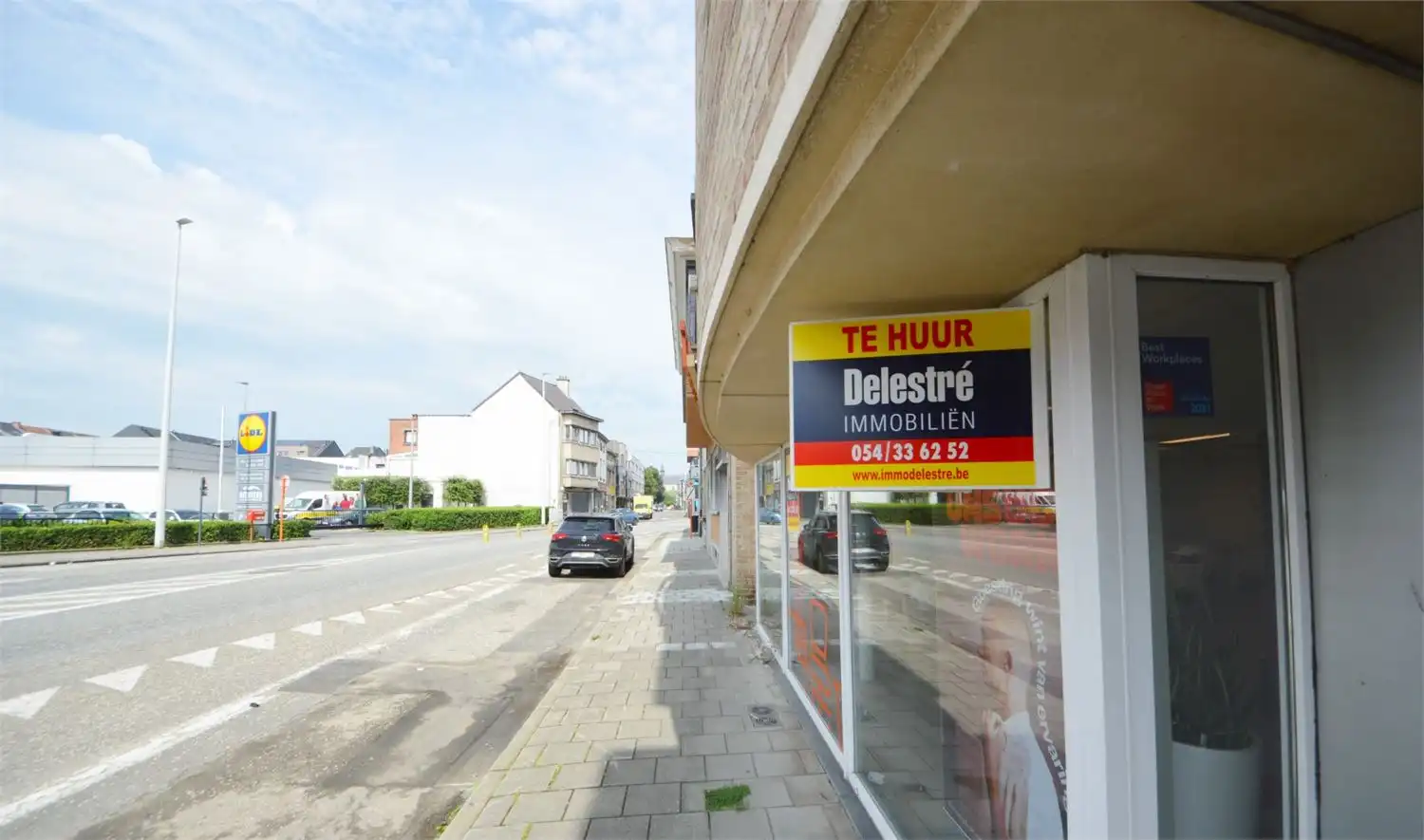 INSTAPKLAAR GELIJKVLOERS INCL. 3 PRIVE PARKINGS NABIJ E40 EN PARKLAAN foto 18