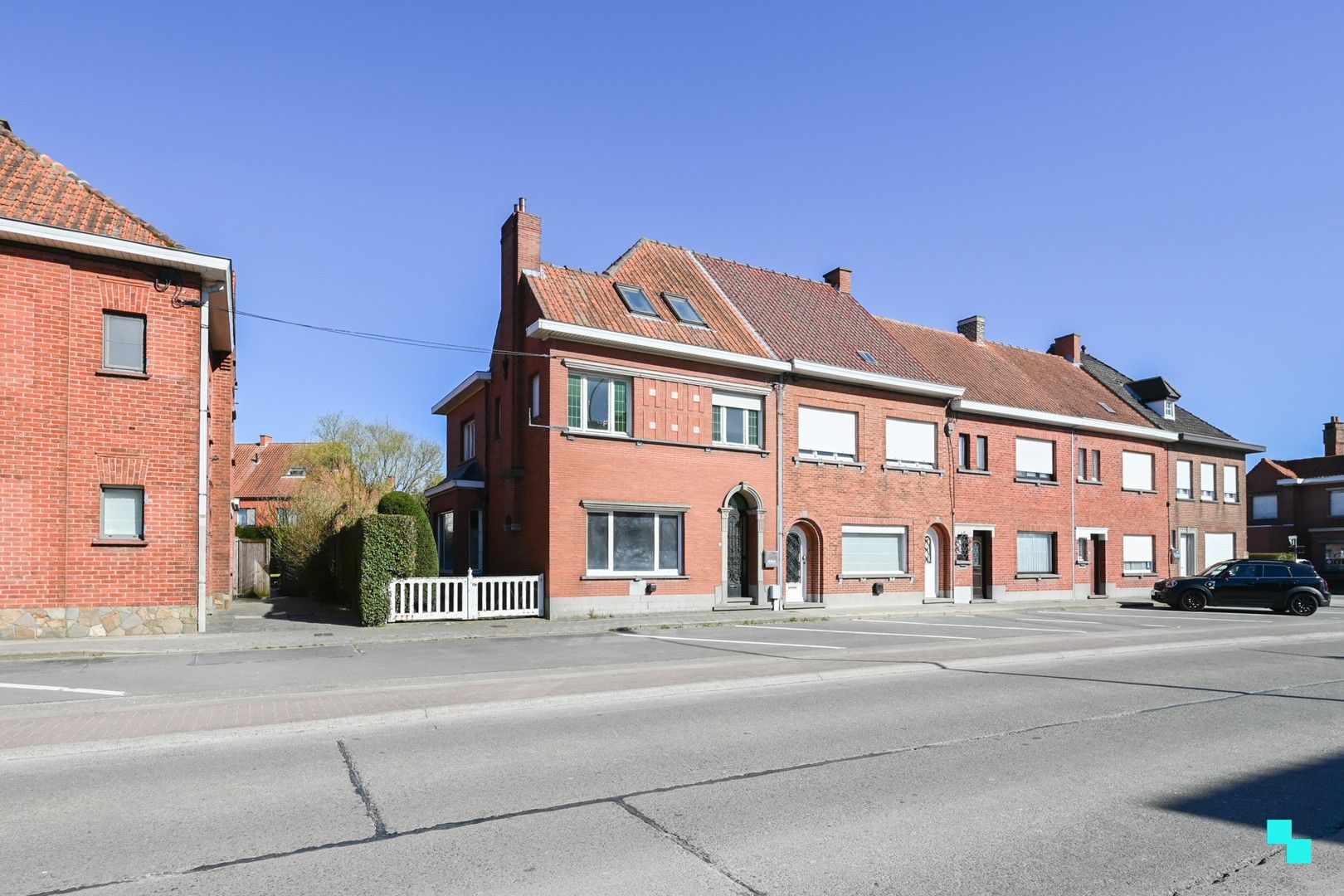 Ruime, te renoveren ééngezinswoning met achteruitweg te Emelgem foto 32
