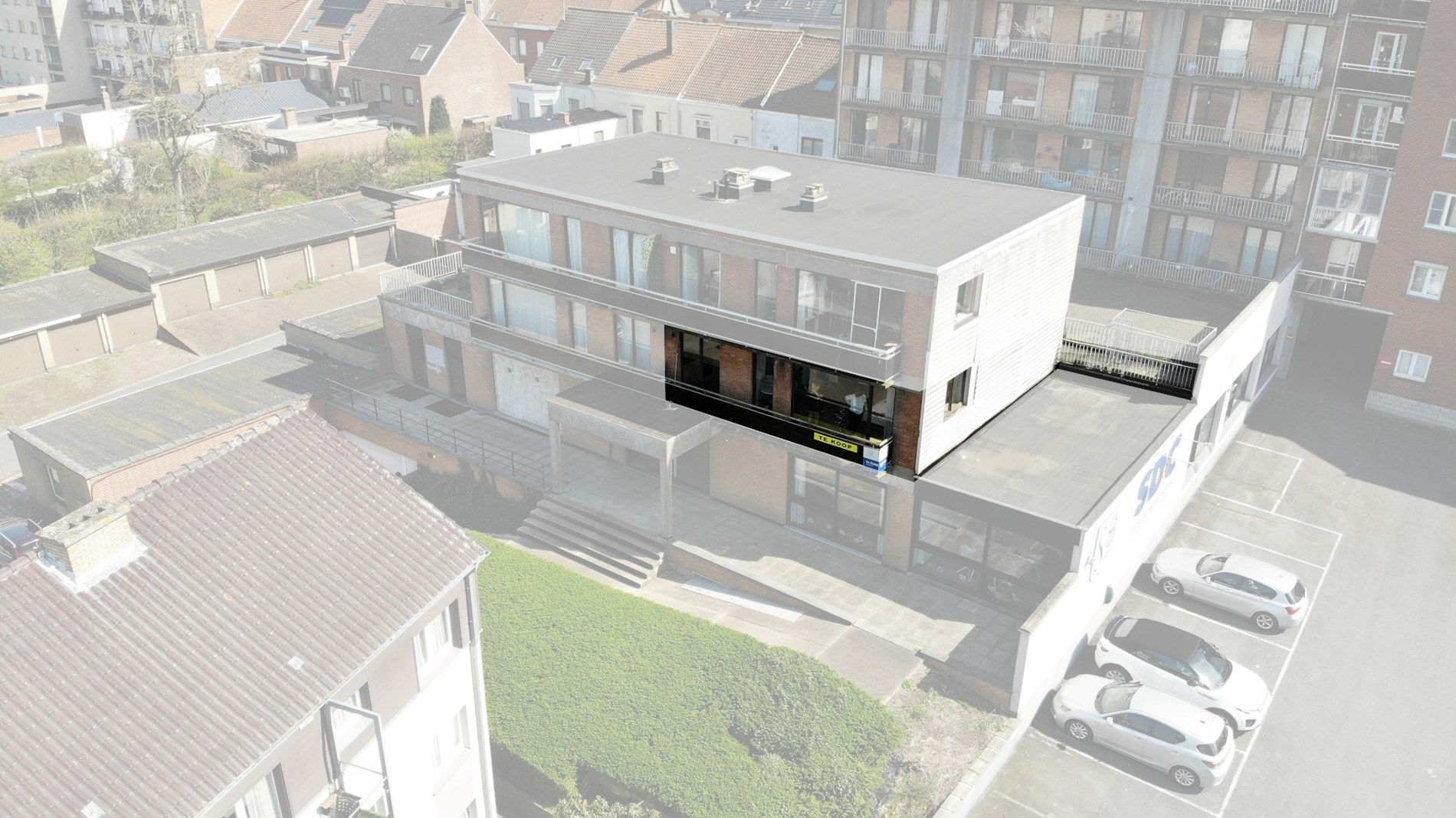 Ruim en lichtrijk 2-slaapkamerappartement te Harelbeke te koop! foto {{pictureIndex}}