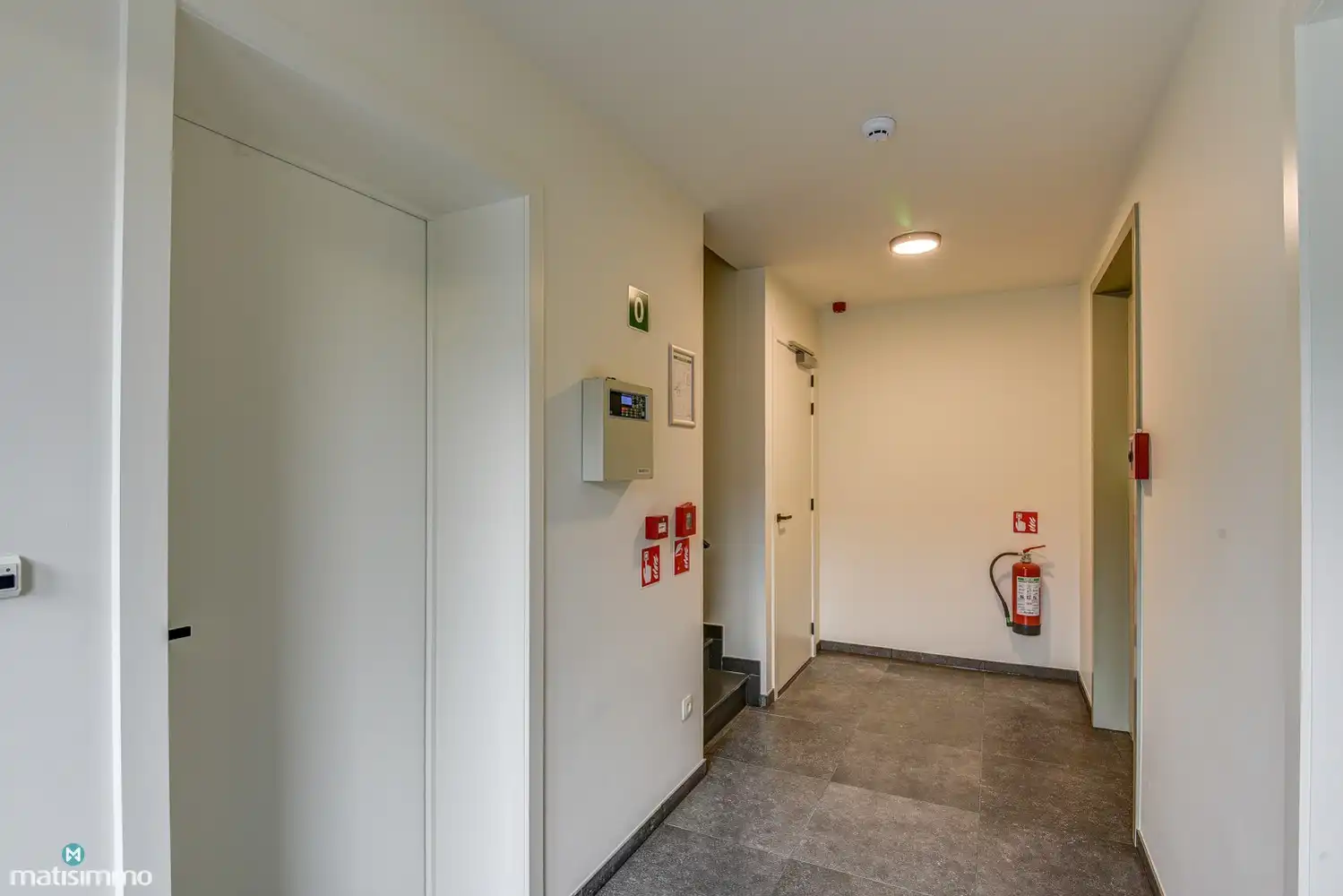 RUIM NIEUWBOUW APPARTEMENT MET 2 SLAAPKAMERS, TERRAS, GARAGE, AUTOSTAANPLAATS EN KELDERBERGING TE BEVERST foto 3