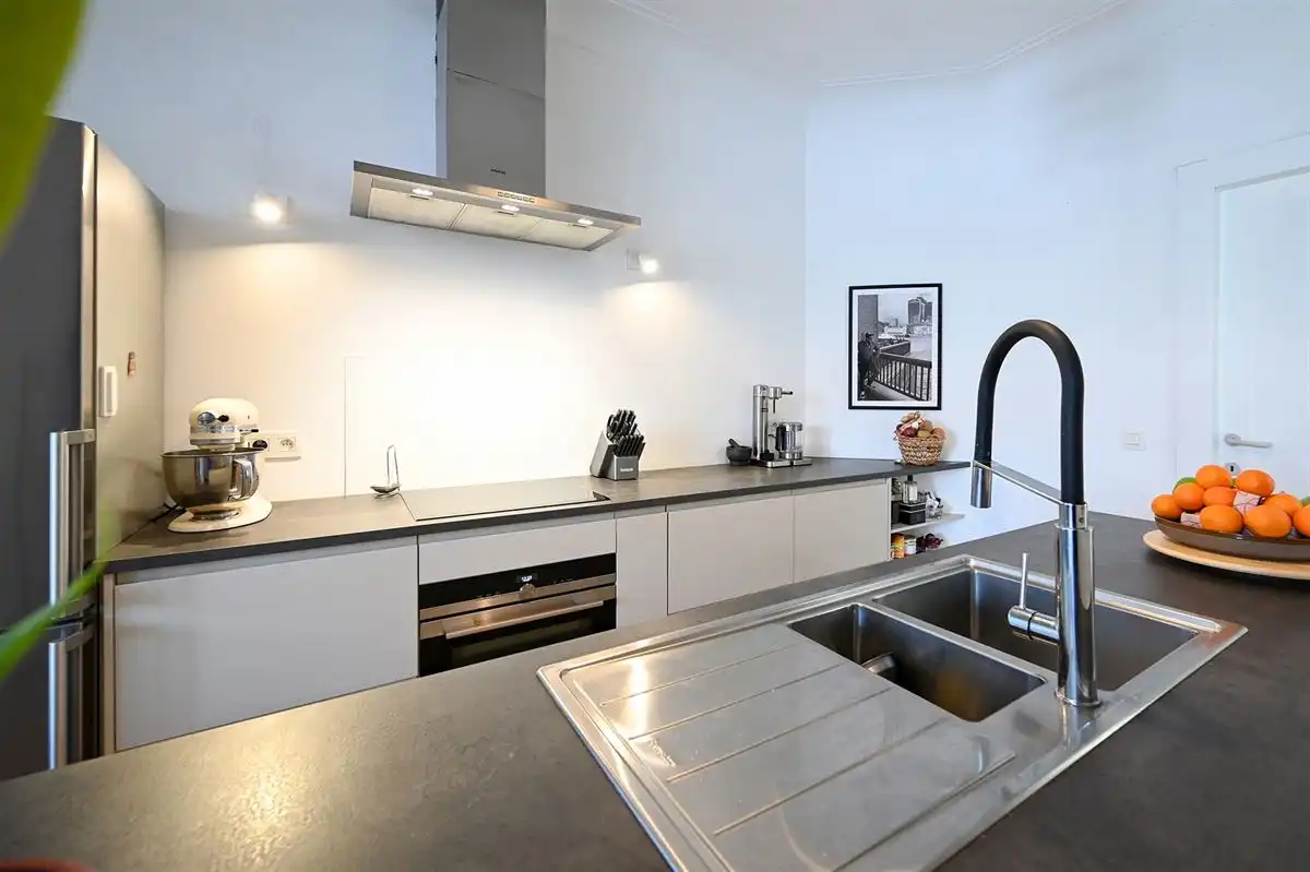 Superleuk appartement met ruime slaapkamer en apart bureel of dressing foto 10