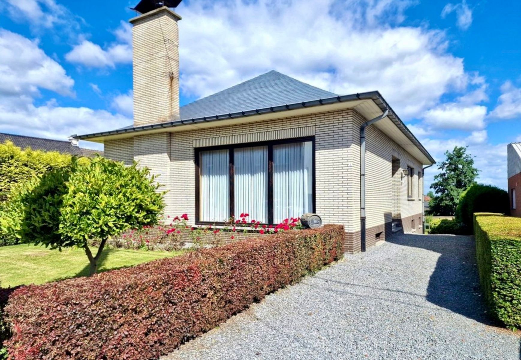 Hoofdfoto van de publicatie: Zéér praktisch ingerichte ruime bungalow met dubbele garage.