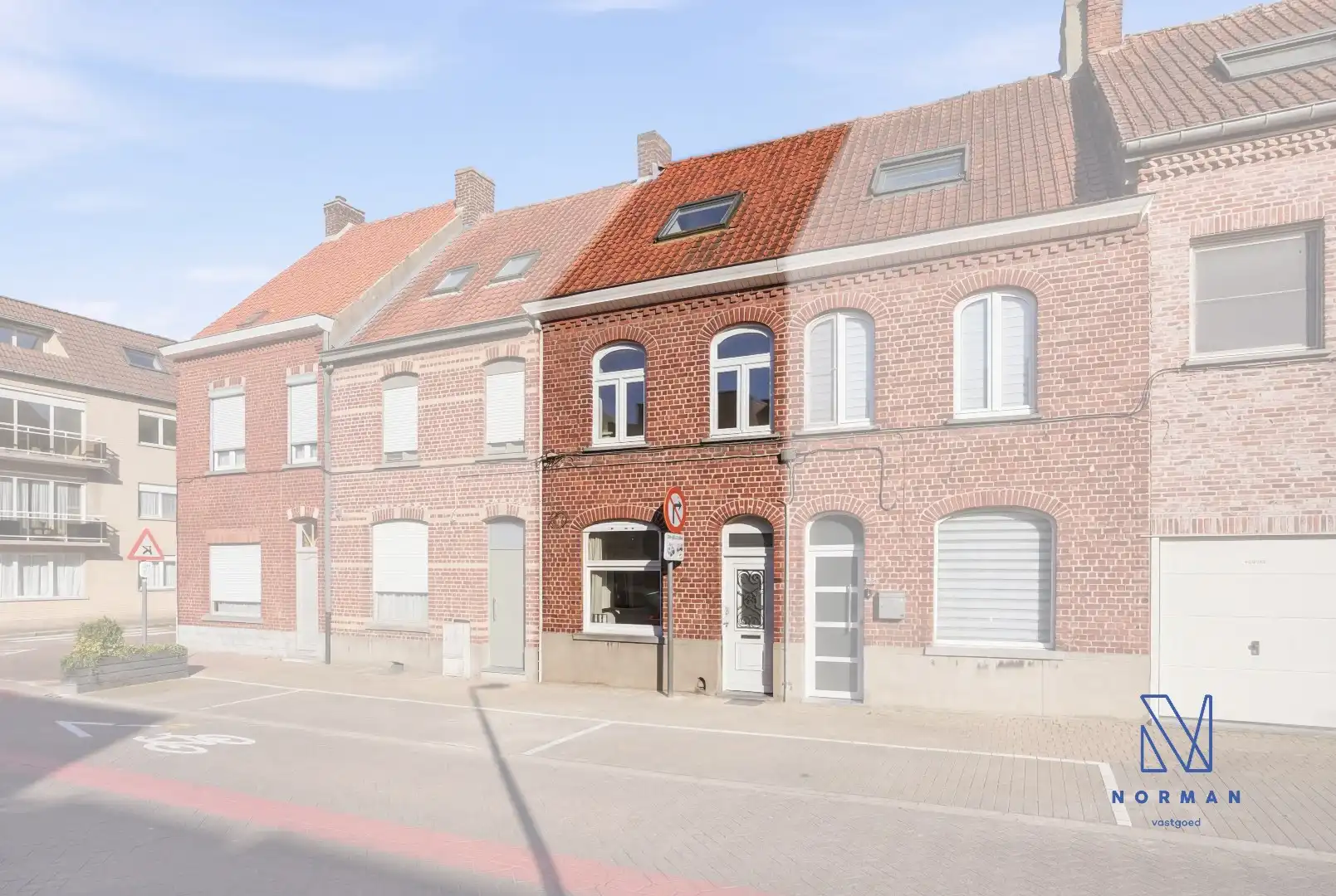 Volledig gerenoveerde woning te koop in het centrum van Ingelmunster met 3 slaapkamers. foto 3