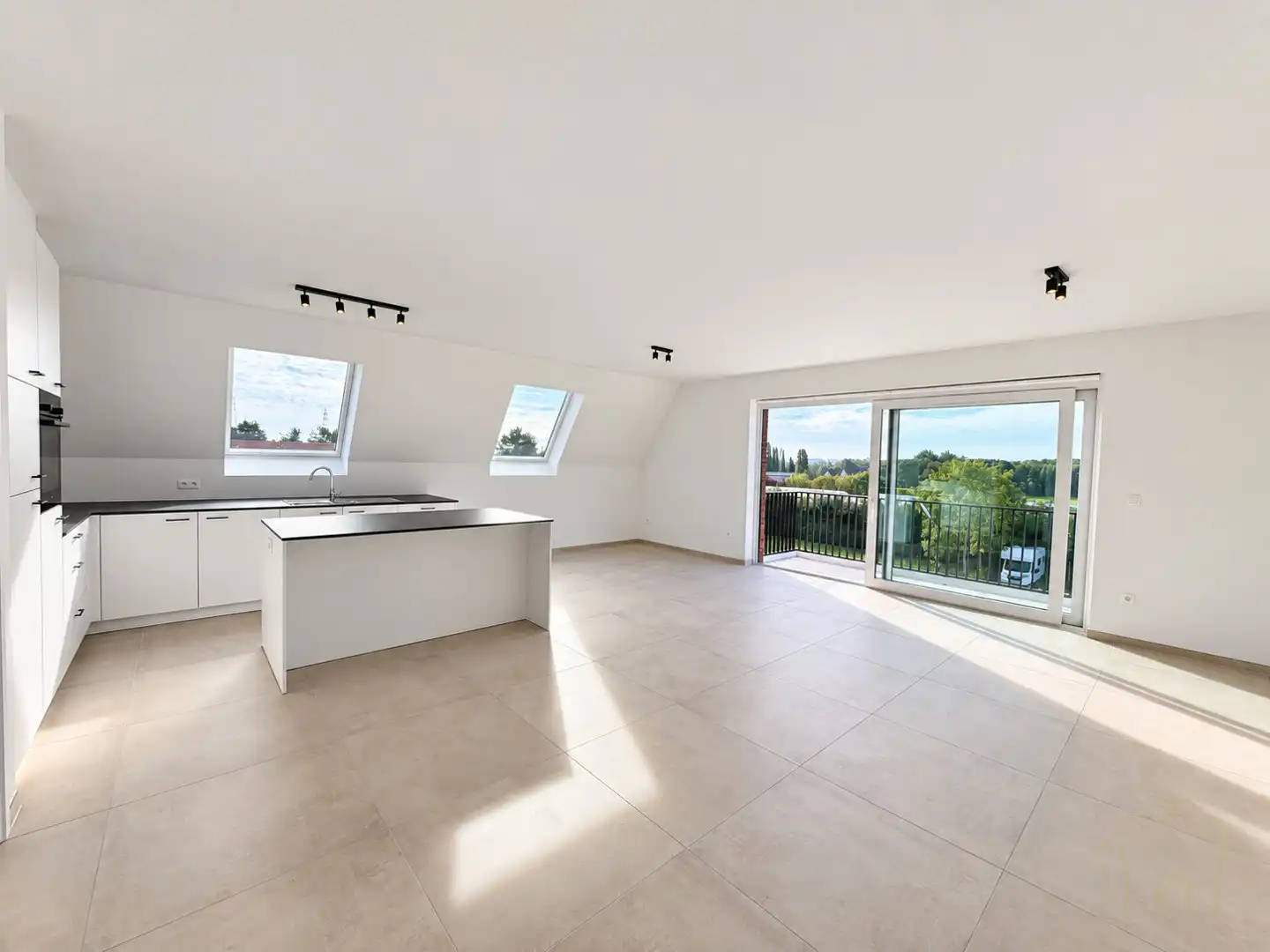 Nieuw appartement met 2 slaapkamers, garage en parkeerplaats, perfect gelegen in Menen - Te huur! foto 2