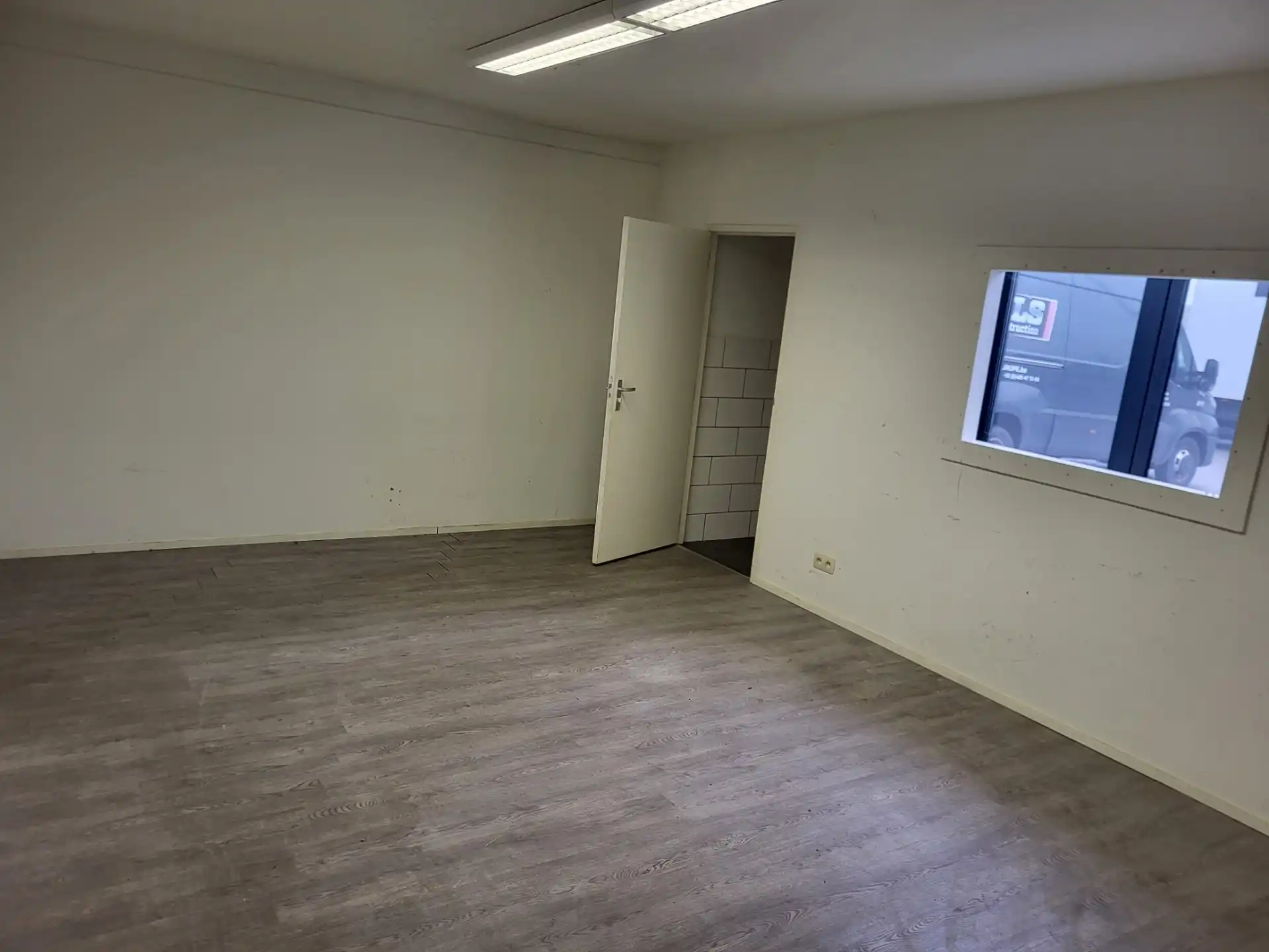 TE HUUR: BEDRIJFSHAL TE BILZEN foto 4