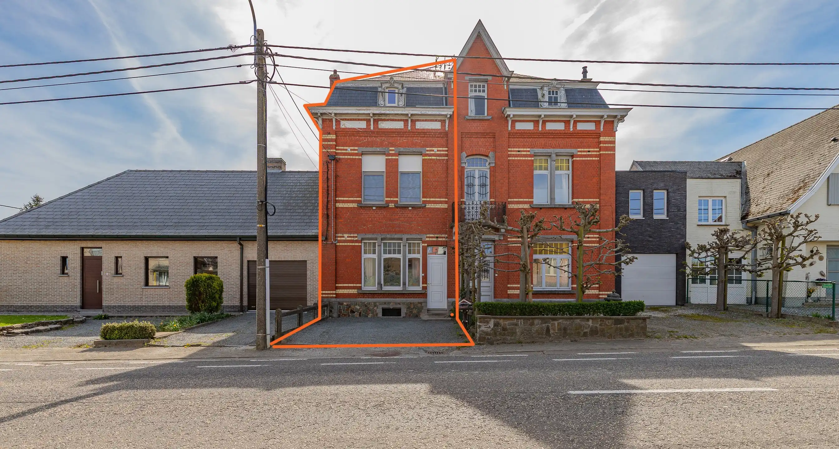 ERWETEGEM - Karaktervolle woning voorzien van alle comfort foto {{pictureIndex}}