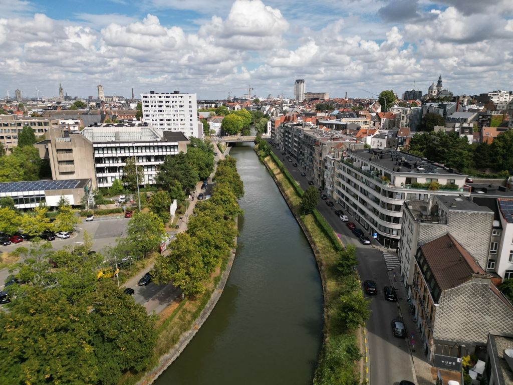 Licht op te frissen penthouse met 4 slaapkamers, meerdere zonneterrassen en een adembenemend uitzicht over de Leie en de Bijloke. Aankoop staanplaats. foto {{pictureIndex}}