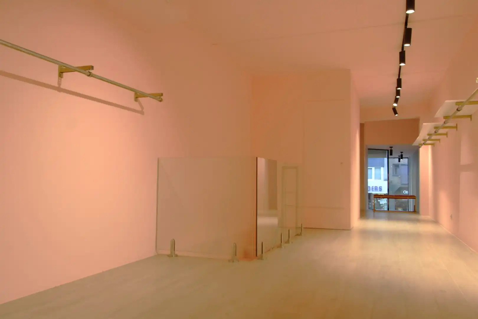 Instapklaar pand met mezzanine te huur Lippenslaan 172 foto 6