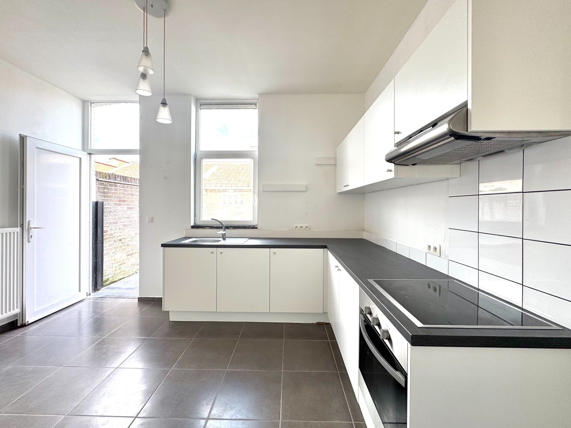 GEZELLIG INSTAPKLAAR HUISJE MET 3 KAMERS & TUIN foto 2