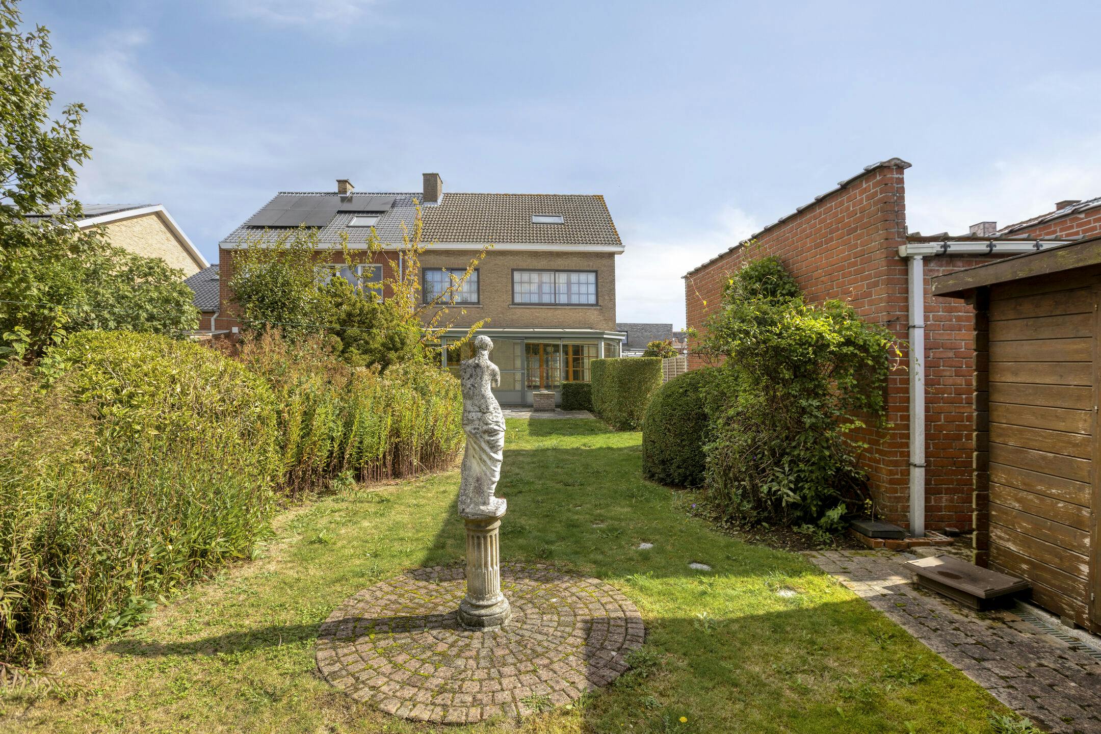 Halfopen huis te koop in Ieper met 4 kamers, tuin en garage foto 17