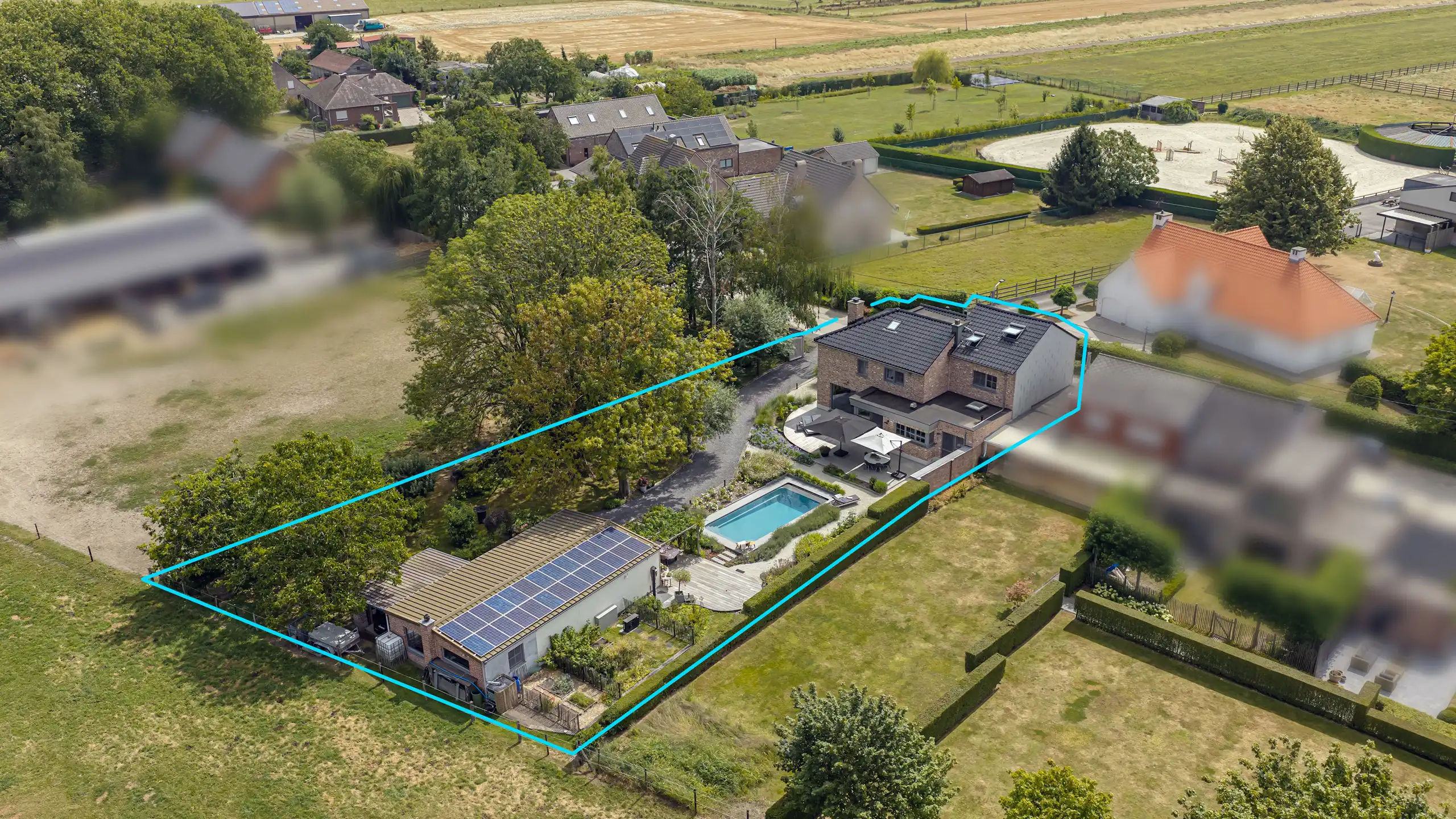 Volledig gerenoveerde woning met 5 slaapkamers, zwembad en prachtig aangelegde tuin op 1.643 m². foto 32