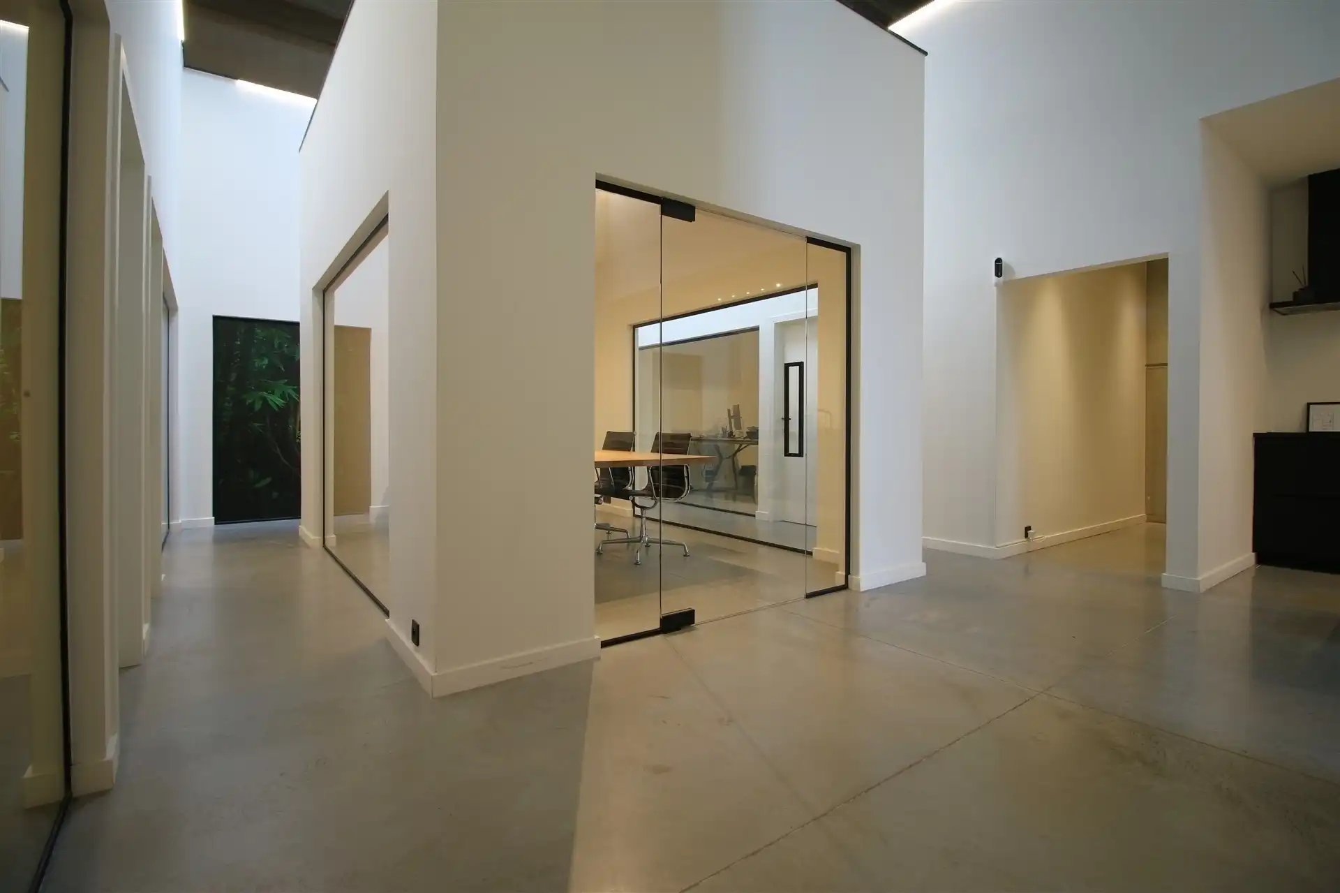 Ingerichte KMO-unit met burelen en magazijnen foto 8